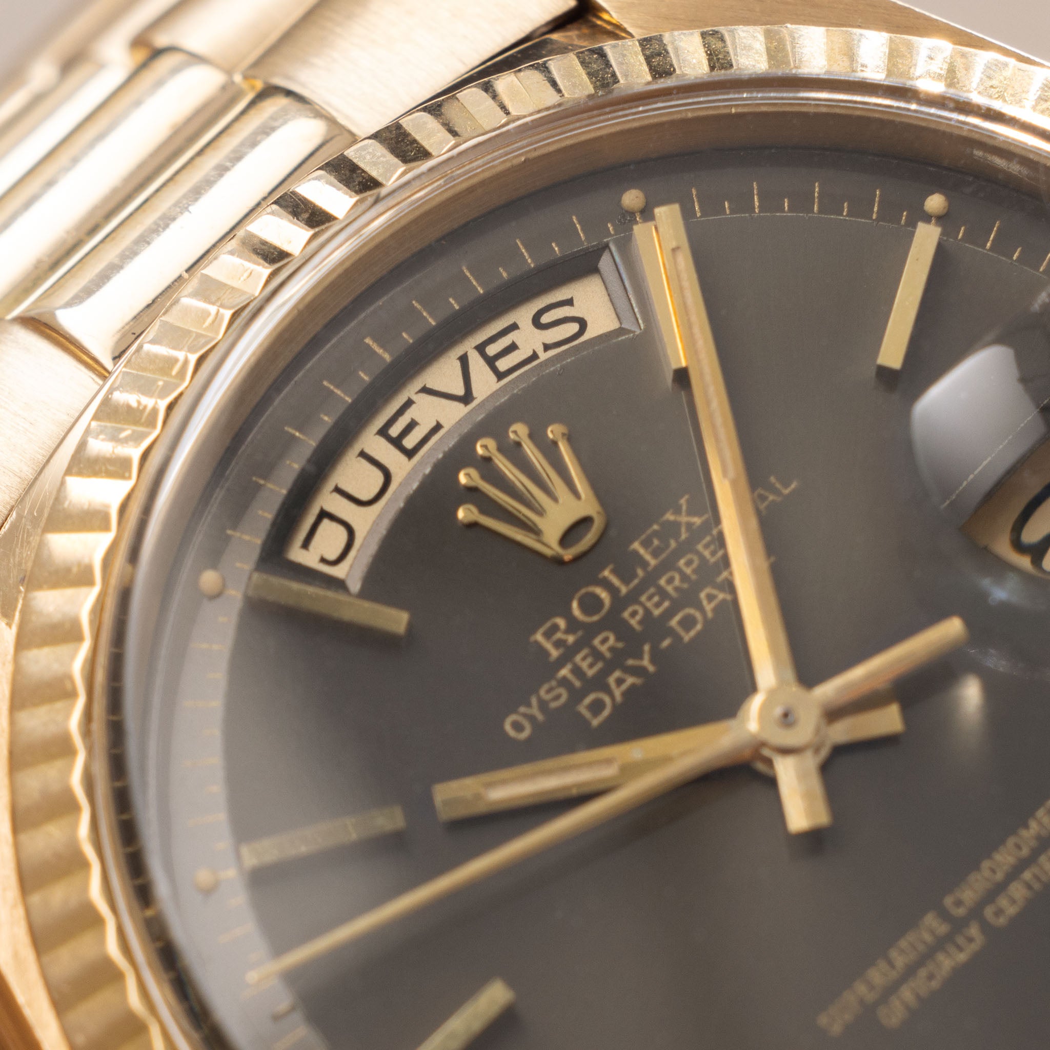 Rolex Day-Date 1803 Stilvolles warmgraues Soleil-Zifferblatt