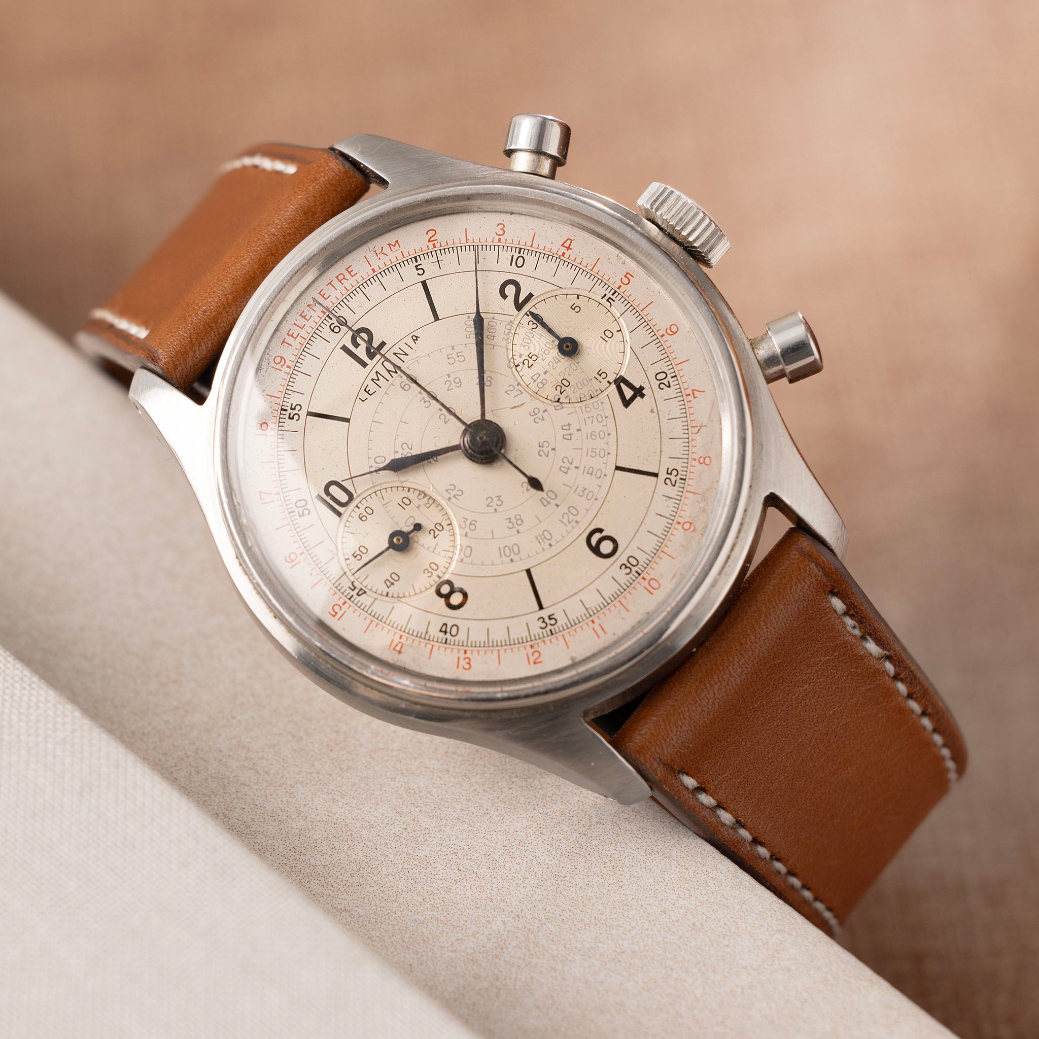 Lemania Oversized Step Case Chronograph mit 4 farbigem Zifferblatt