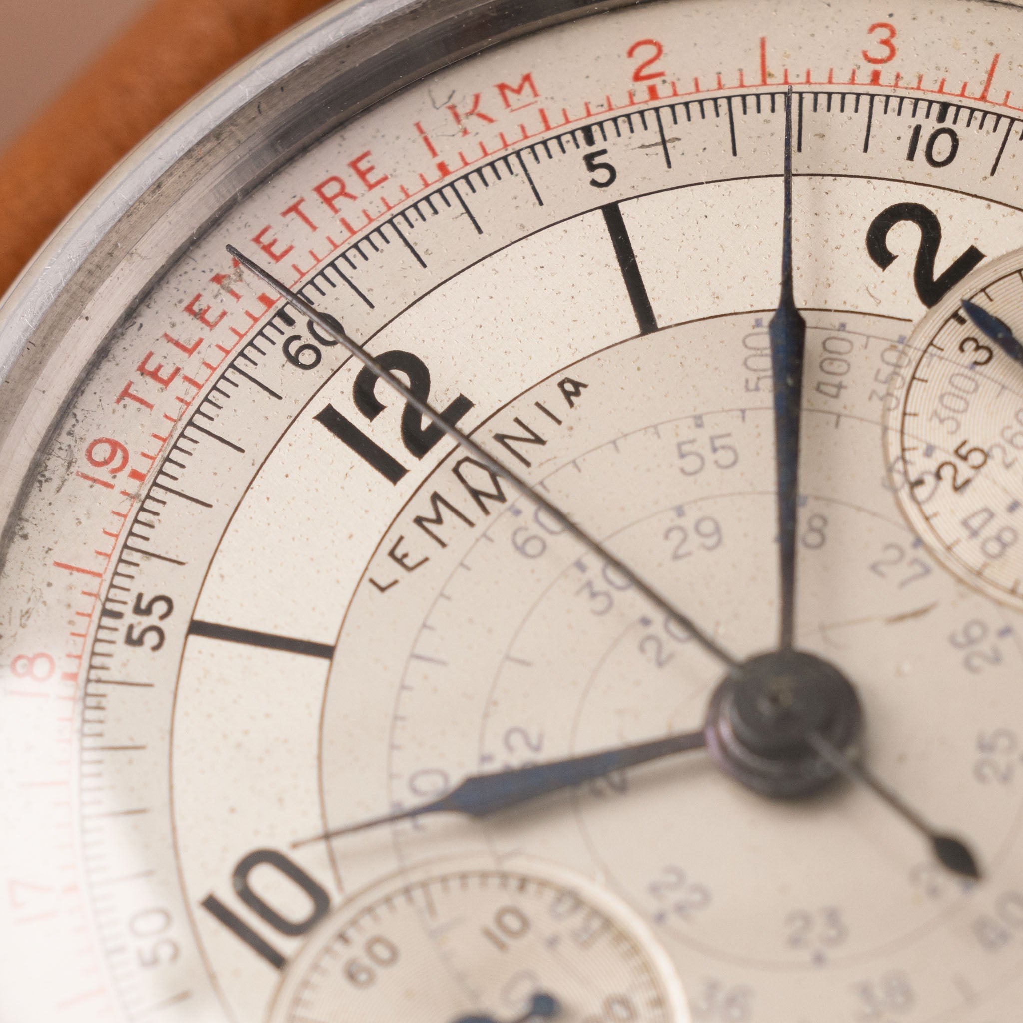 Lemania Oversized Step Case Chronograph mit 4 farbigem Zifferblatt