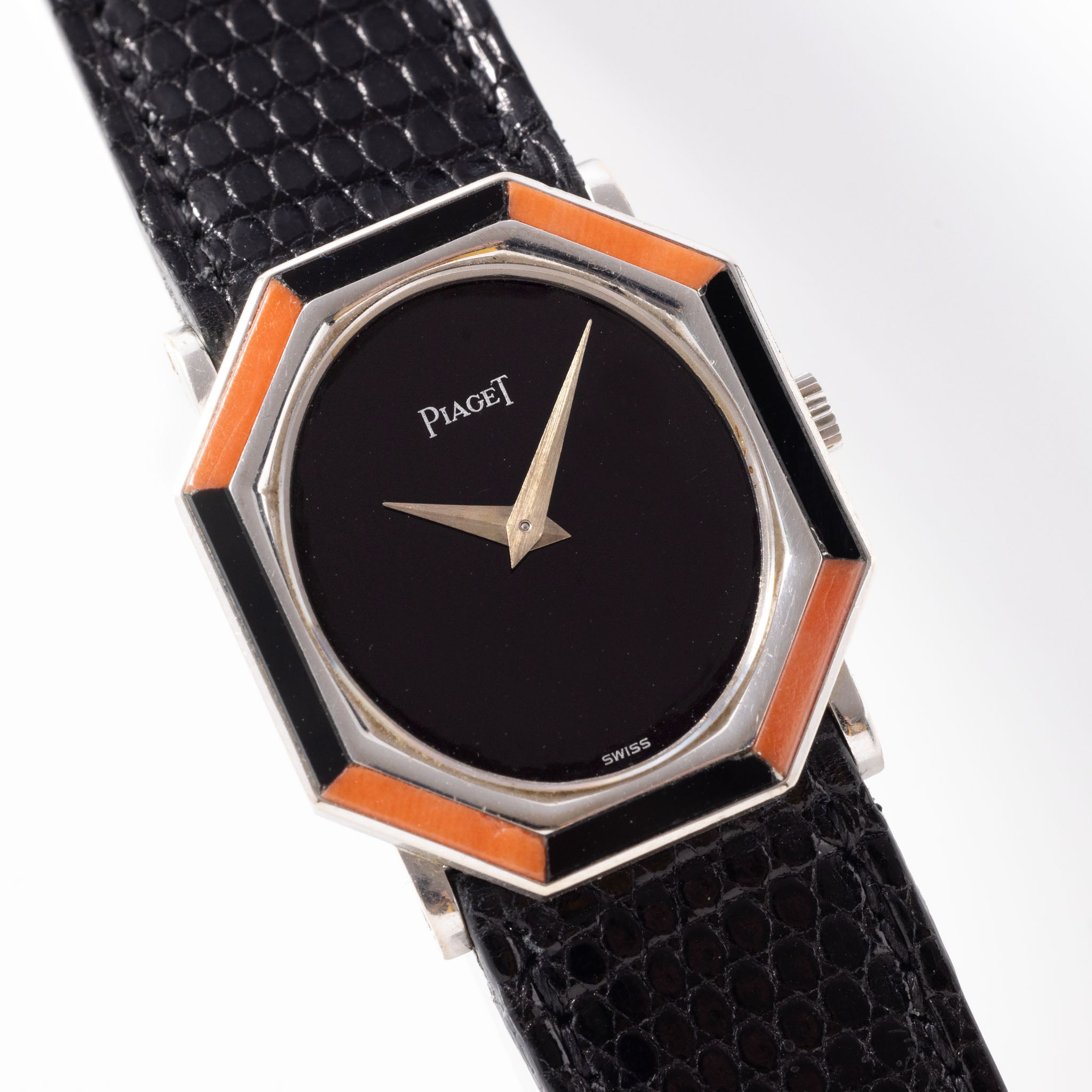 Piaget Weißgold Dress Watch mit Onyx und Korallen Zifferblatt Referenz 9341