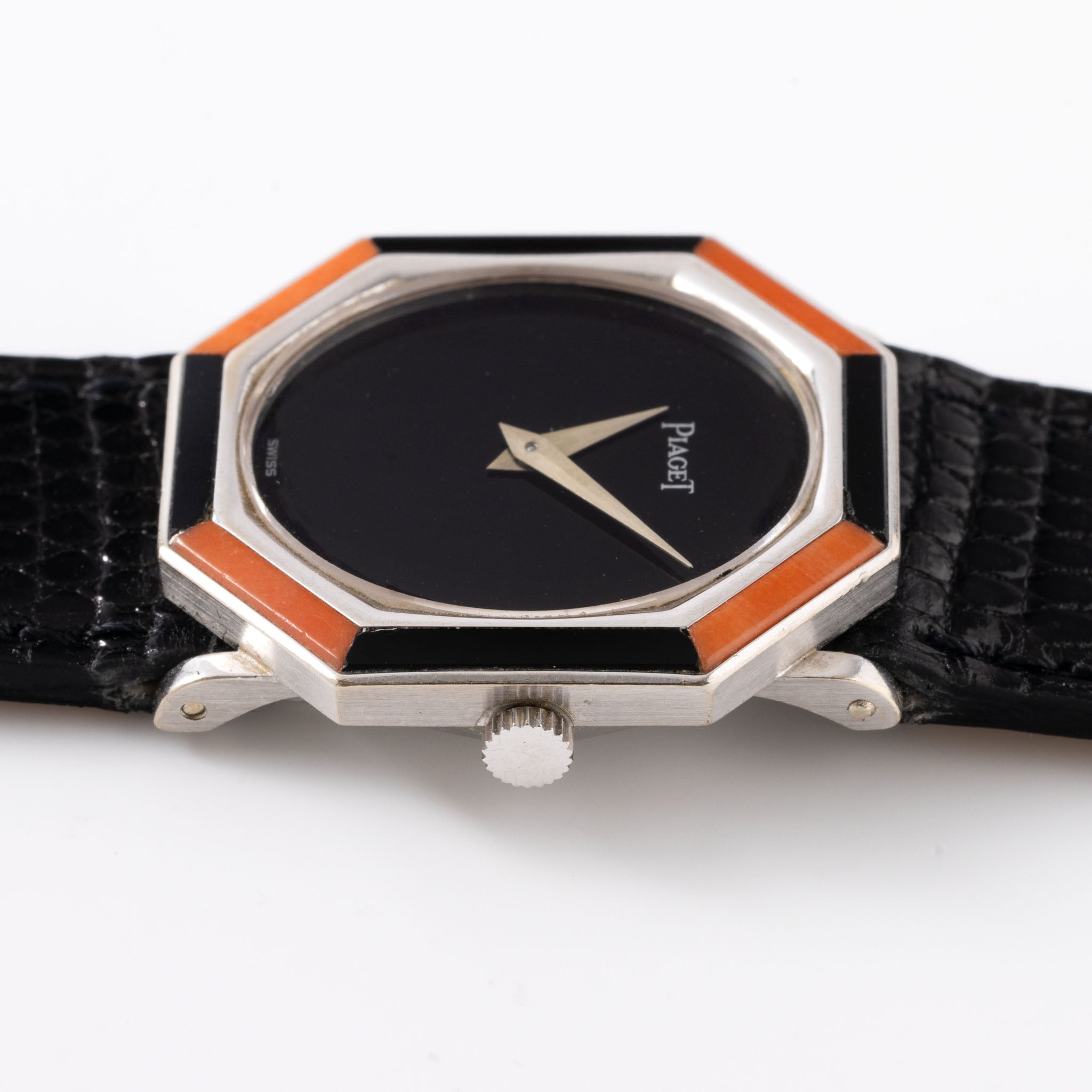Piaget Weißgold Dress Watch mit Onyx und Korallen Zifferblatt Referenz 9341