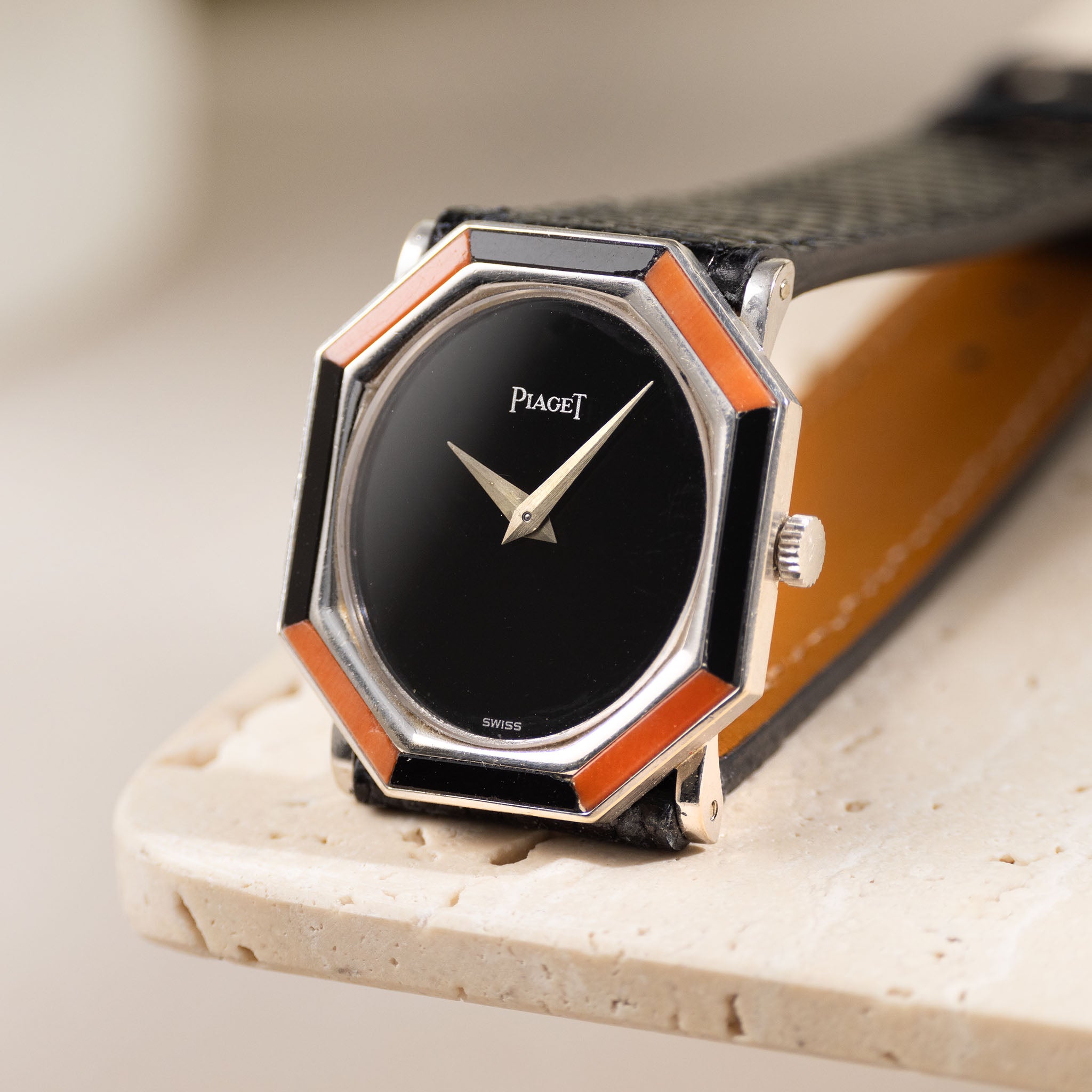 Piaget Weißgold Dress Watch mit Onyx und Korallen Zifferblatt Referenz 9341