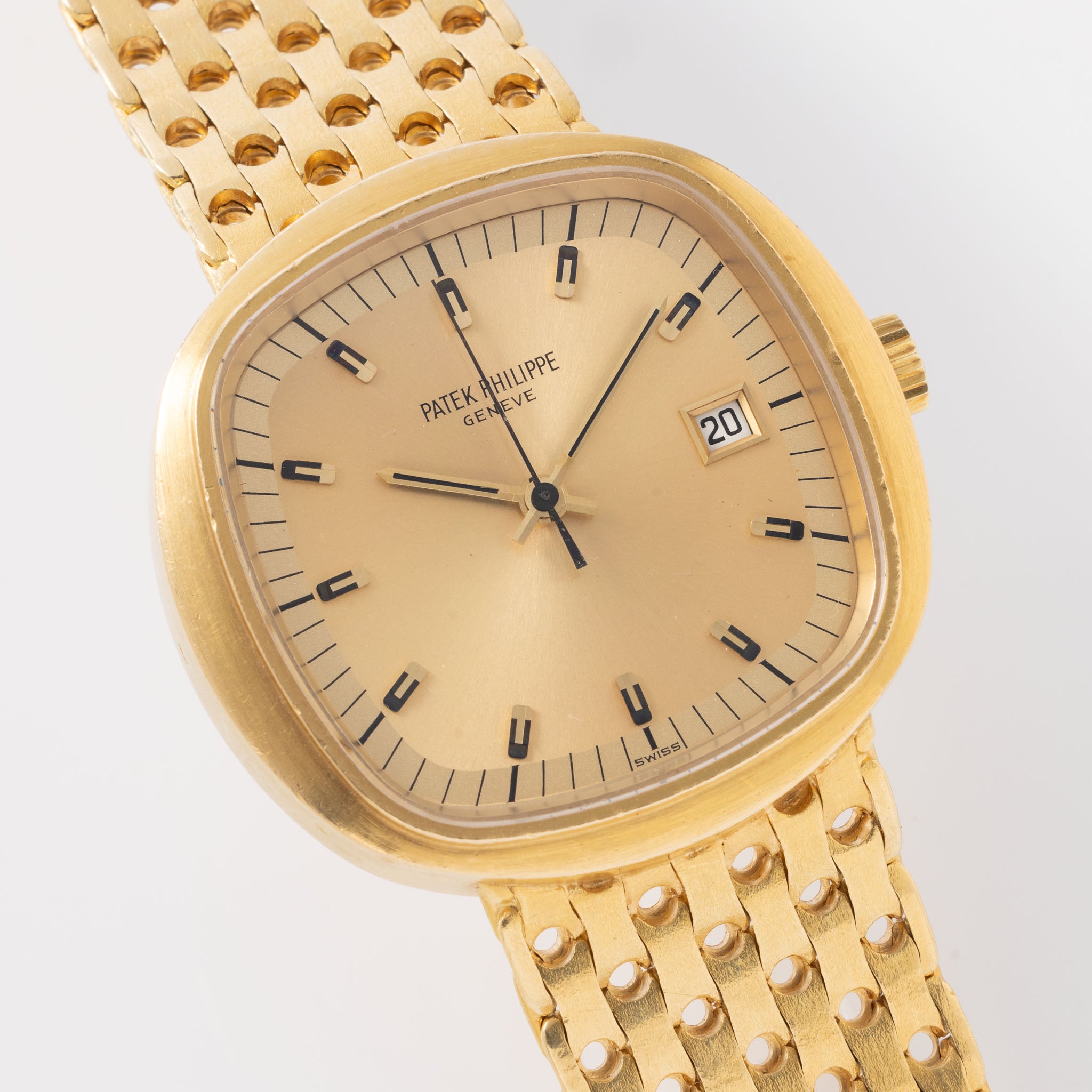 Patek Philippe Beta 21 18 Karat Gelbgold TV Gehäuse mit integriertem Armband Referenz 3587