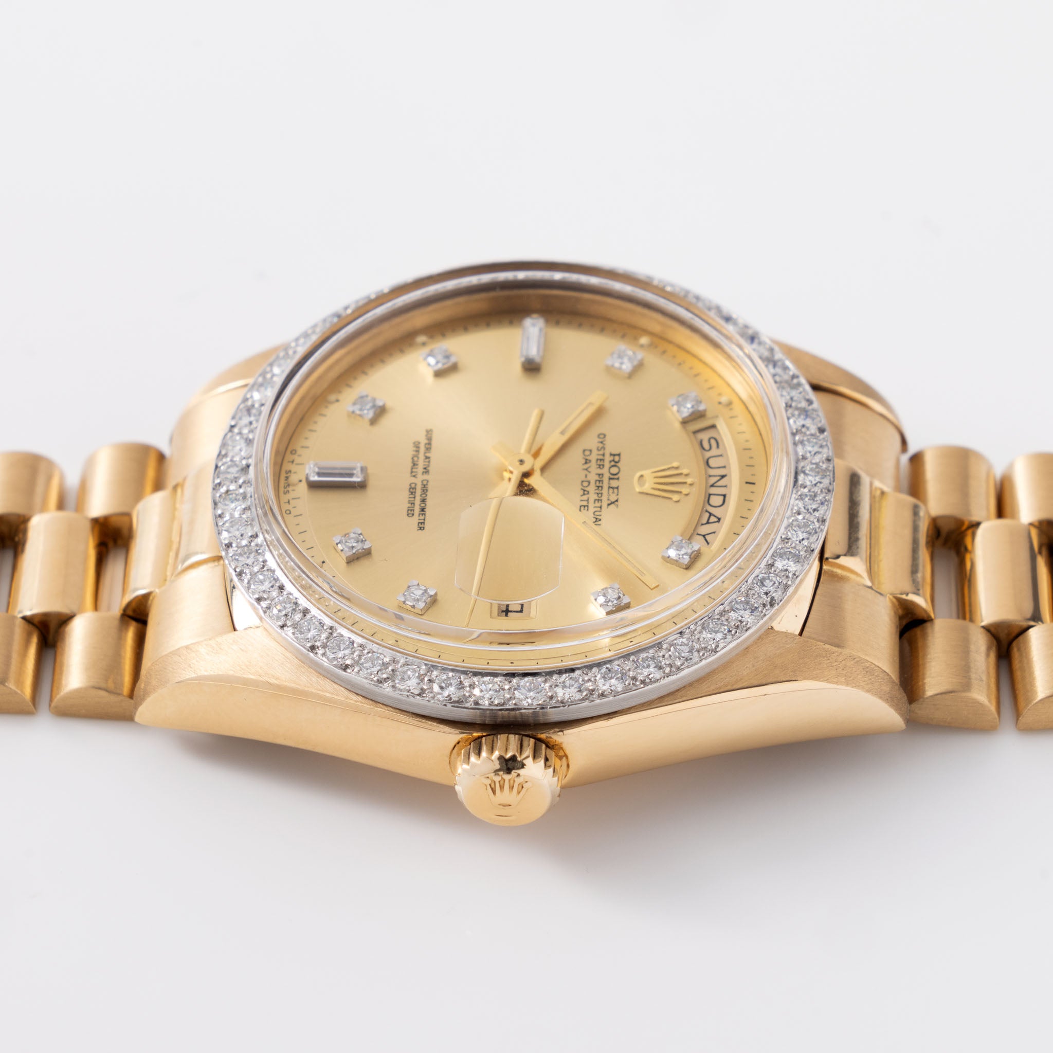 Rolex Day-Date Referenz 1804 mit Champagner Zifferblatt in 18 Karat Gelbgold und originalem Diamantenbesatz