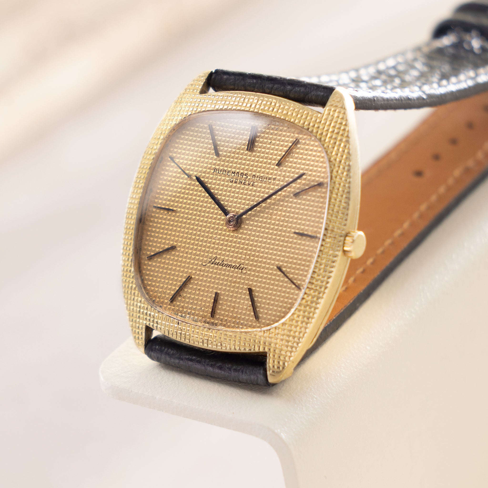 Audemars Piguet 18 k yellow gold Ultra thin dress watch Clous de Paris finish ref 5279