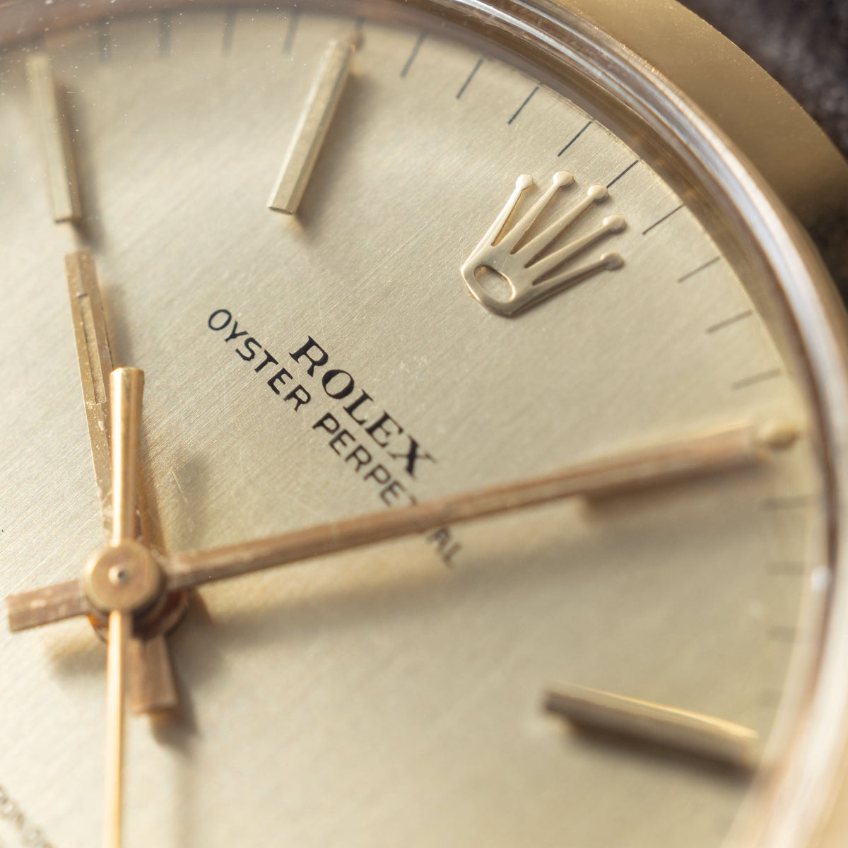Rolex Oyster Perpetual Vertical brushed Champagne Dial in 18 k Yellow Gold ref 1002