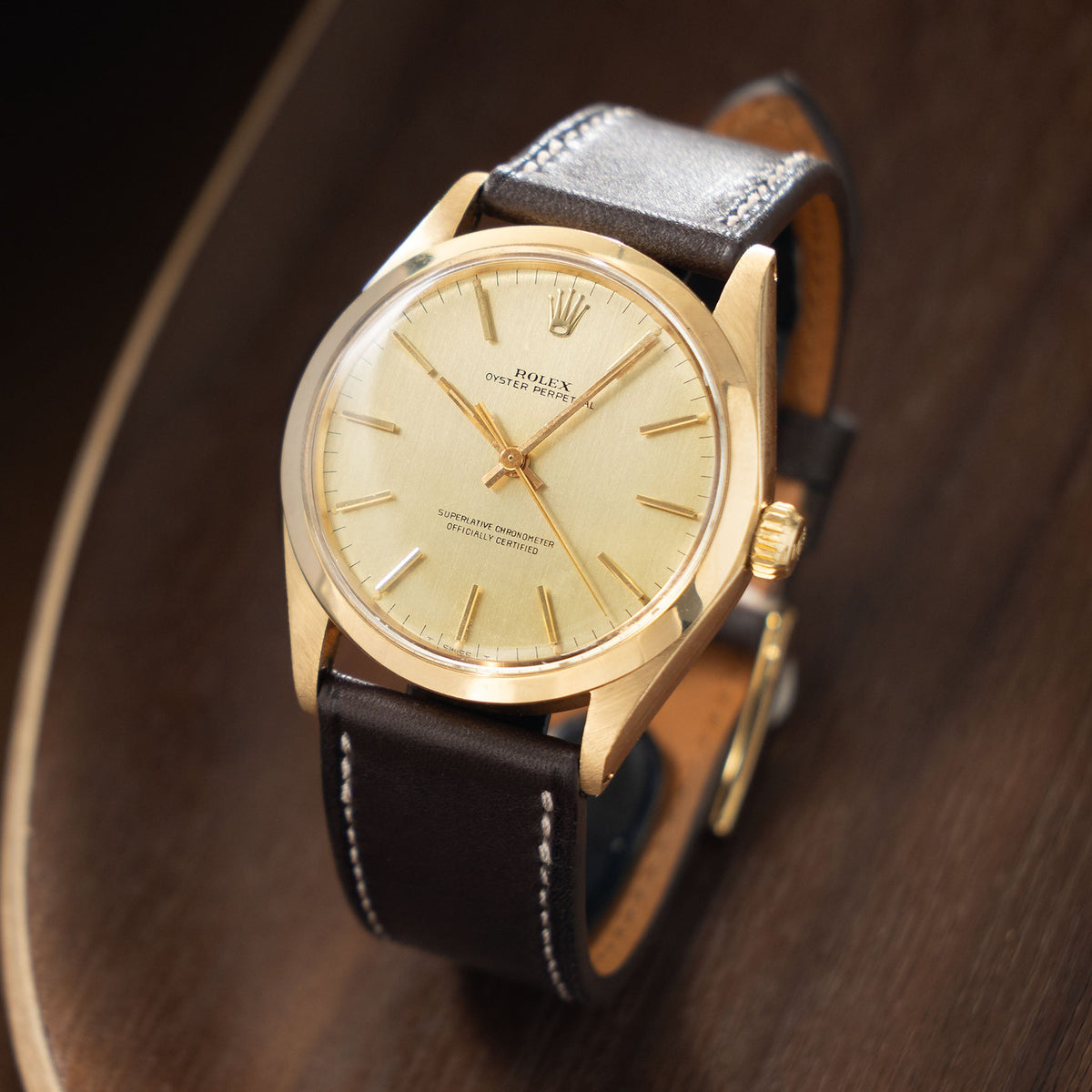 Rolex Oyster Perpetual Vertical brushed Champagne Dial in 18 k Yellow Gold ref 1002