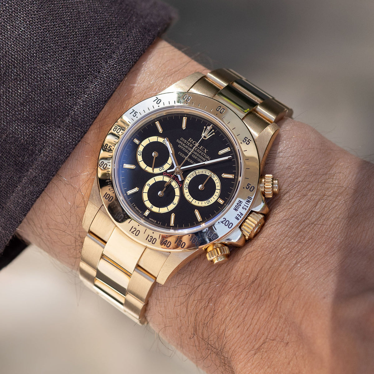 Rolex Cosmograph Daytona 16520 Black Floating Dial in 18k Yellow Gold with Original Guarantee Paper and Accessories