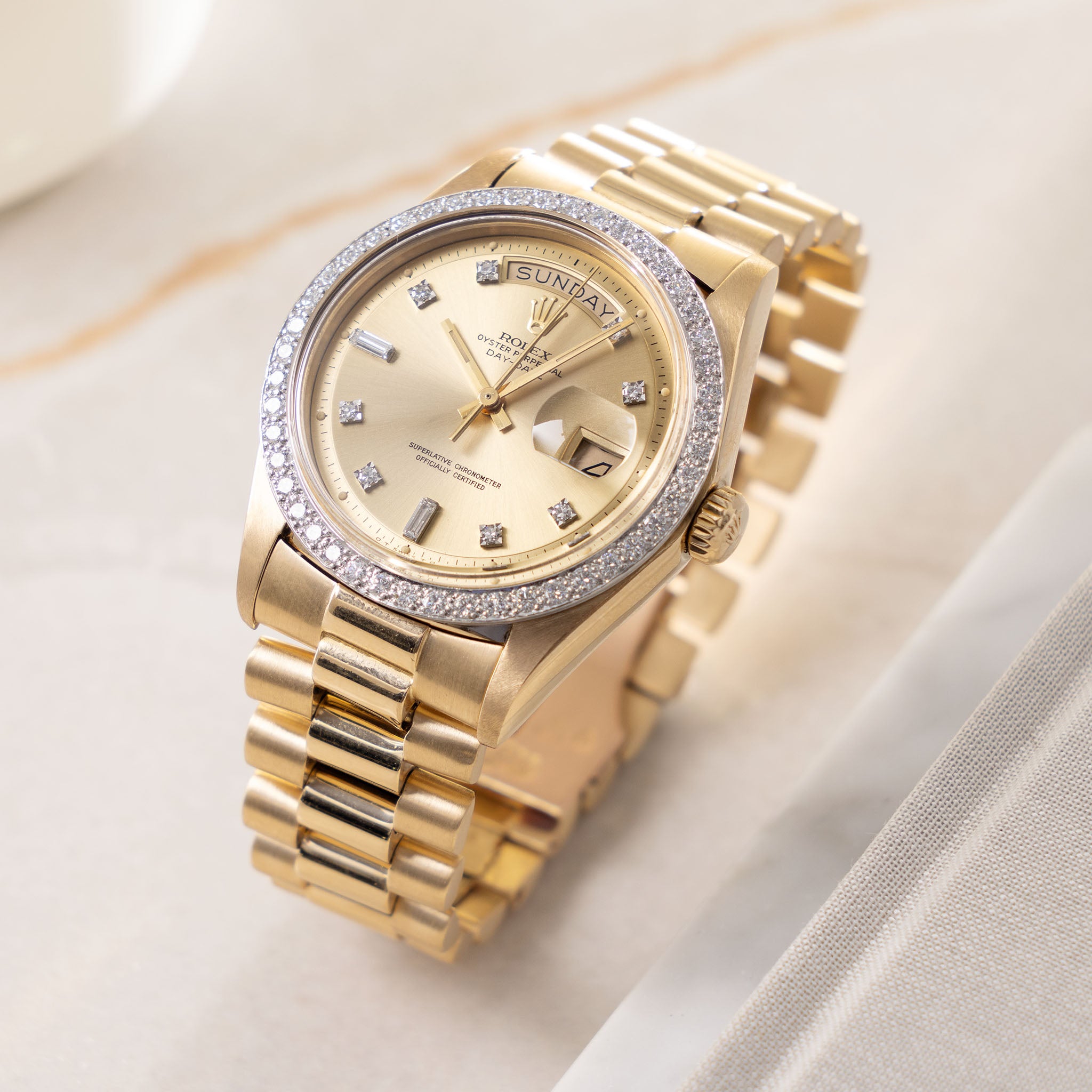 Rolex Day-Date Referenz 1804 mit Champagner Zifferblatt in 18 Karat Gelbgold und originalem Diamantenbesatz