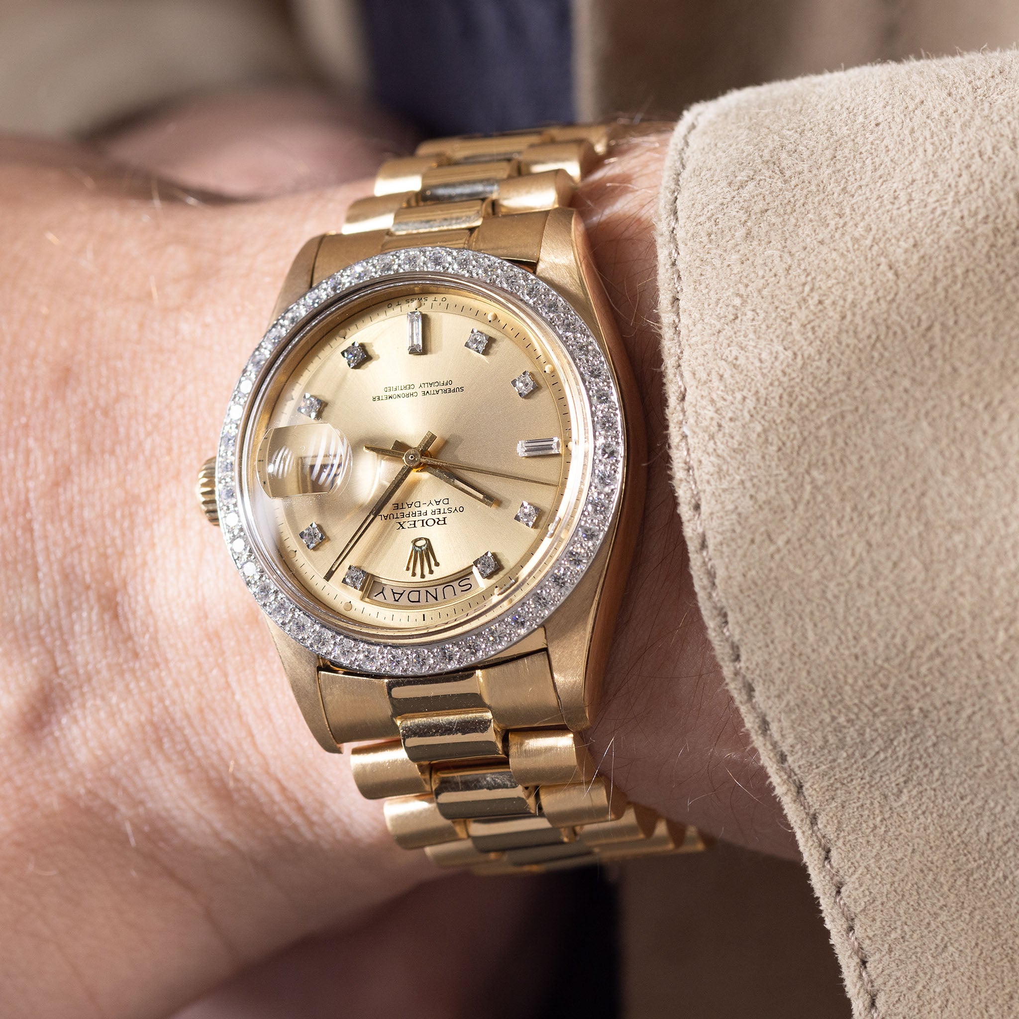 Rolex Day-Date Referenz 1804 mit Champagner Zifferblatt in 18 Karat Gelbgold und originalem Diamantenbesatz