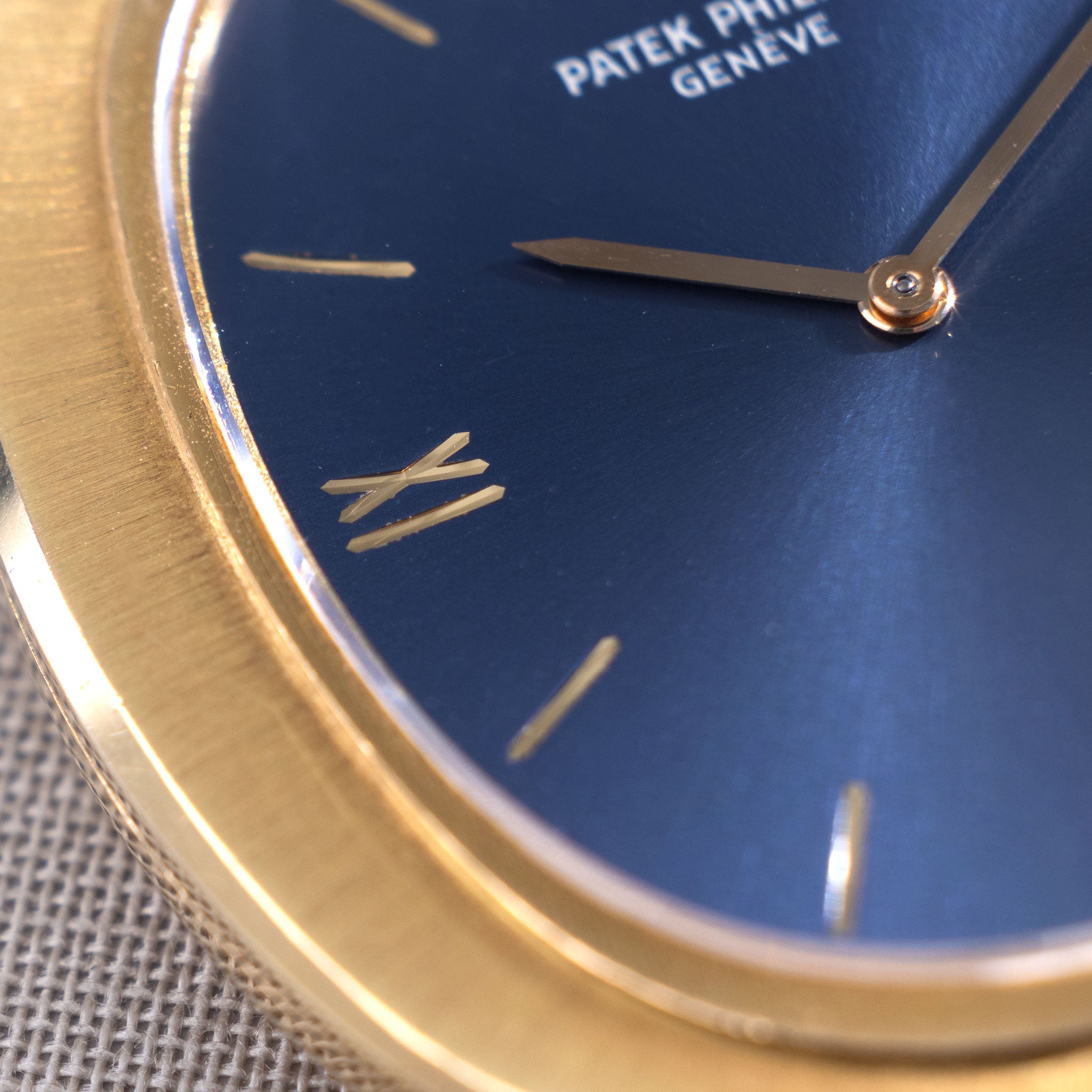 Patek Philippe Ellipse Referenz 3589 Gelbgold mit blauem Soleil Zifferblatt