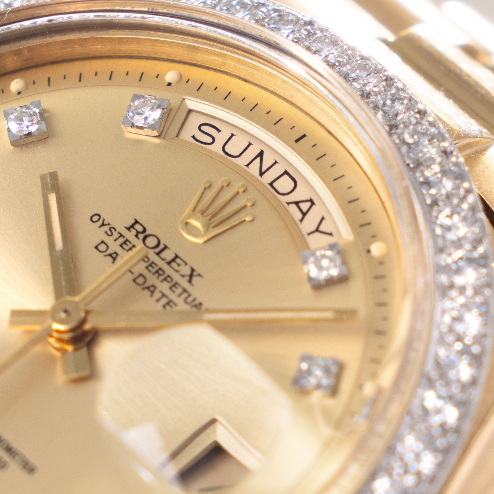 Rolex Day-Date Referenz 1804 mit Champagner Zifferblatt in 18 Karat Gelbgold und originalem Diamantenbesatz