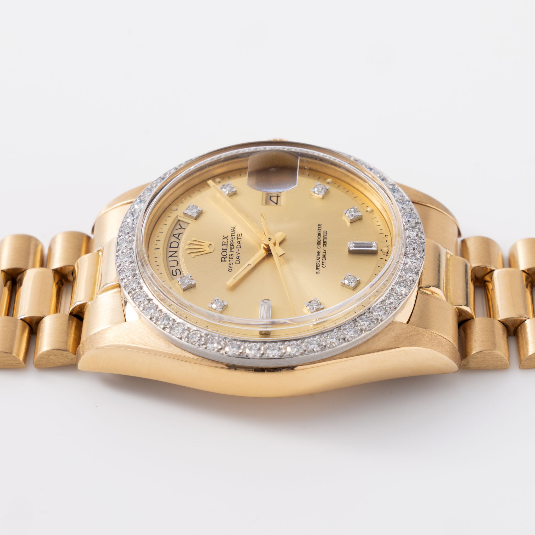Rolex Day-Date Referenz 1804 mit Champagner Zifferblatt in 18 Karat Gelbgold und originalem Diamantenbesatz