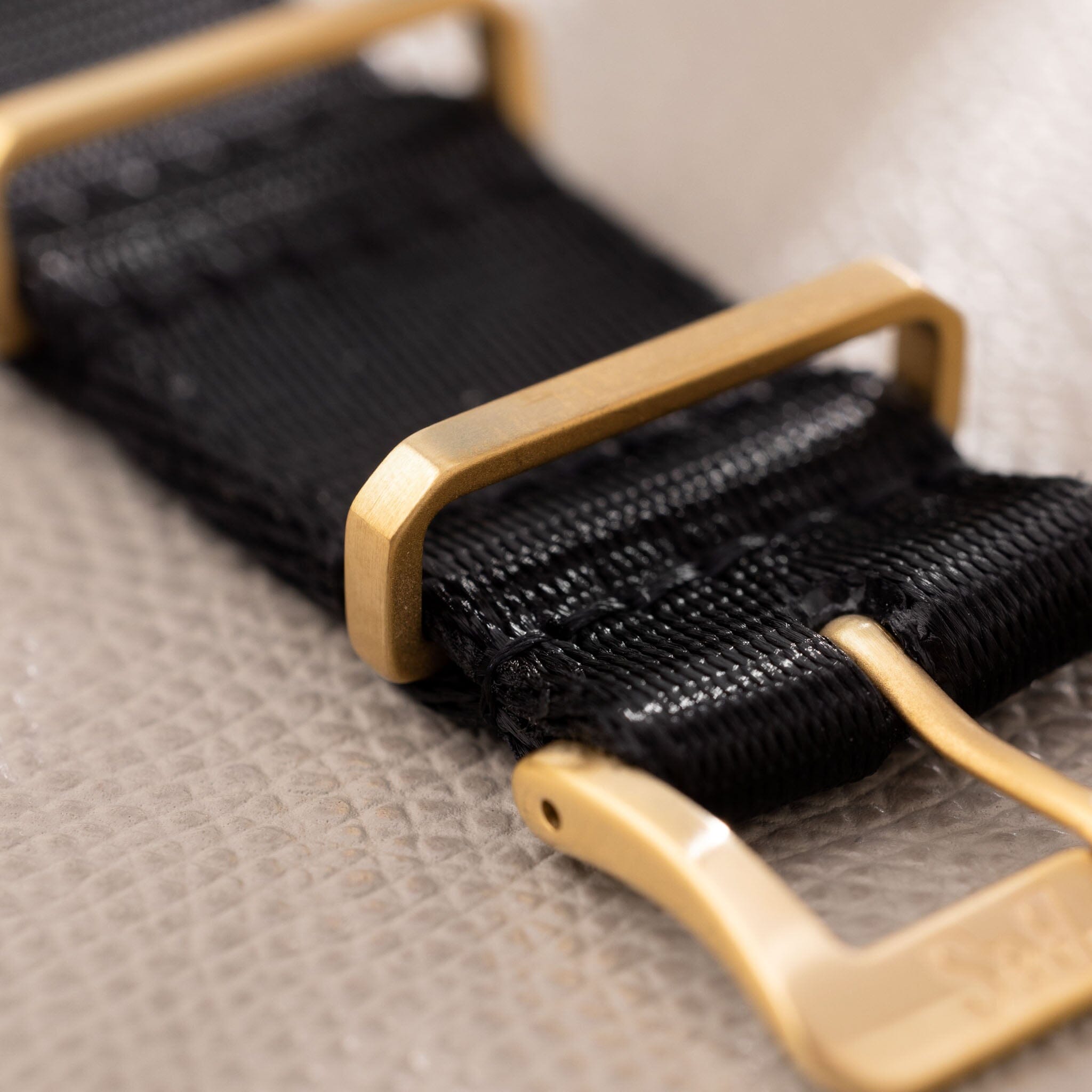Deluxe Nylon Nato Uhrenarmband Shadow - Gold Mattiert