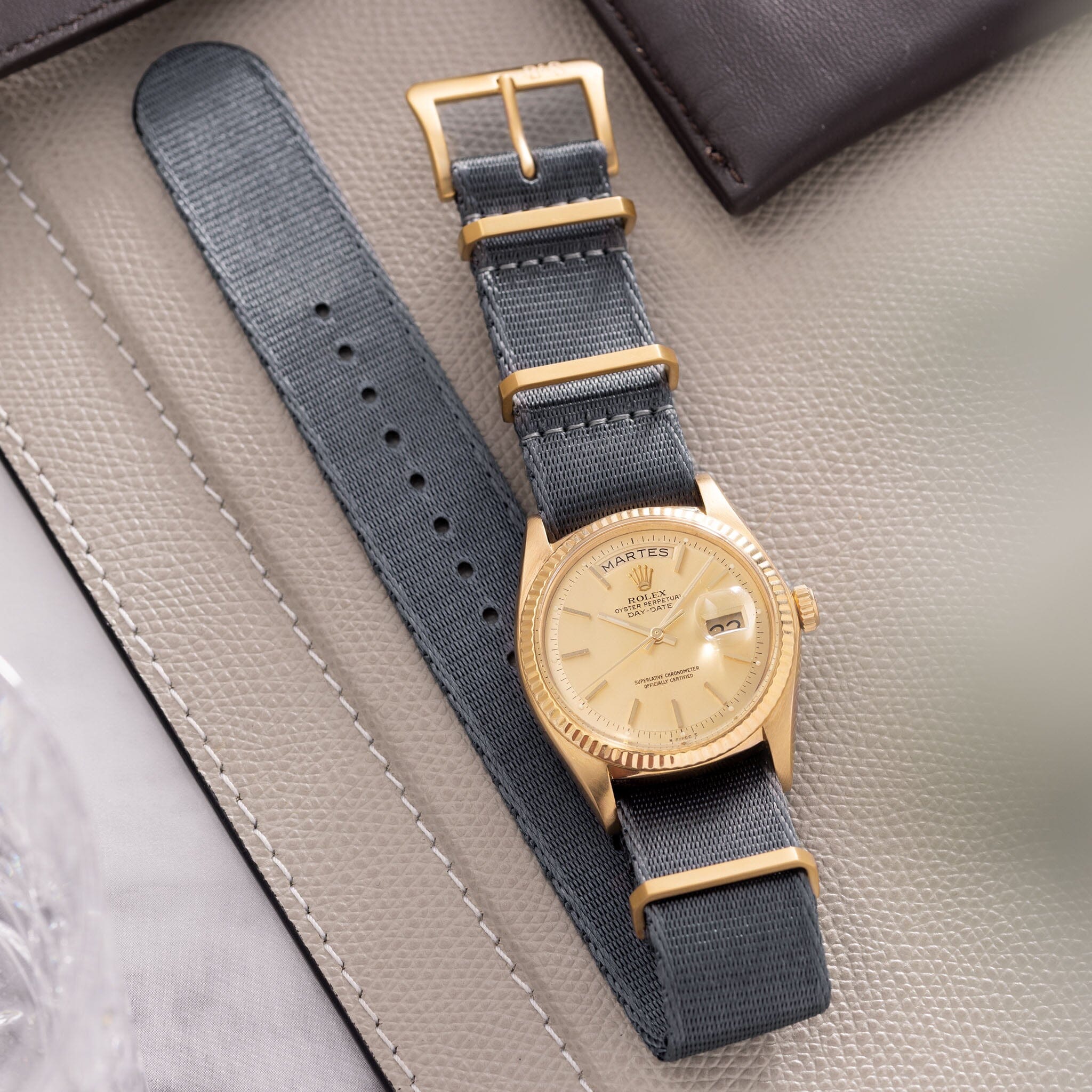 Deluxe Nylon Nato Uhrenarmband Slate - Gold Mattiert
