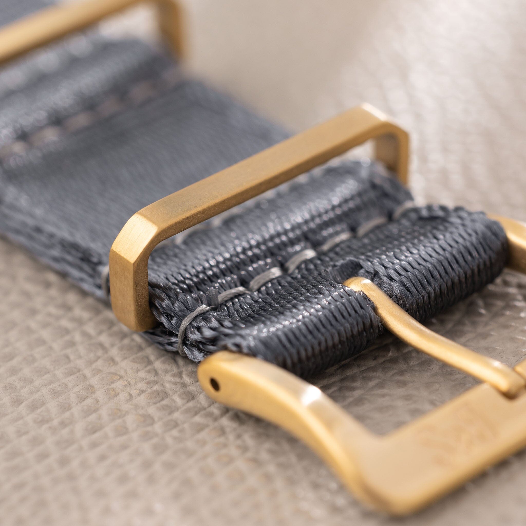 Deluxe Nylon Nato Uhrenarmband Slate - Gold Mattiert