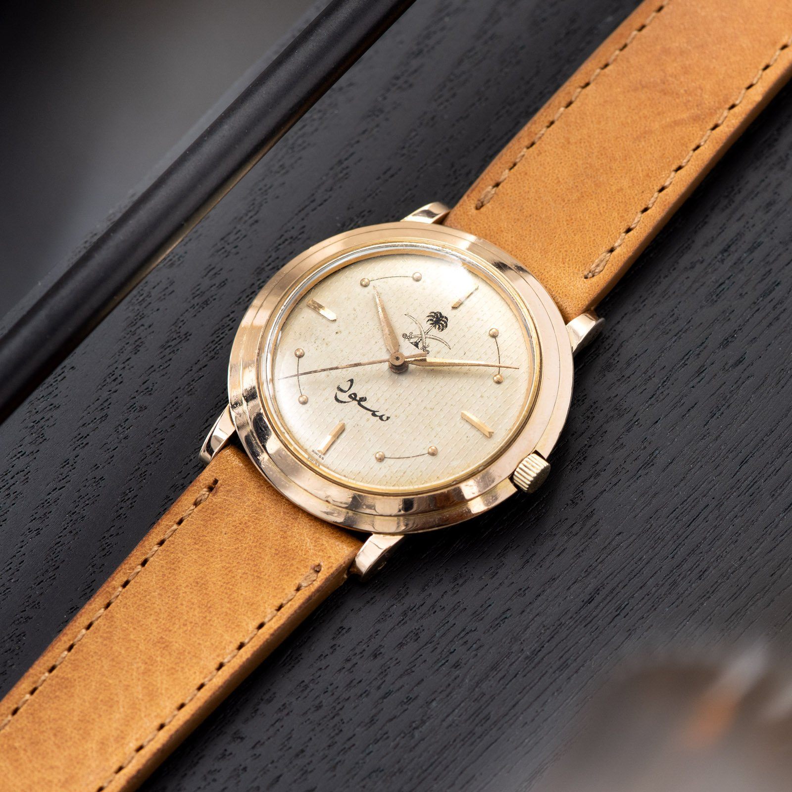 Universal Genève 18 k gold Dress Watch Saudi Armed Forces with 35 mm screw down case