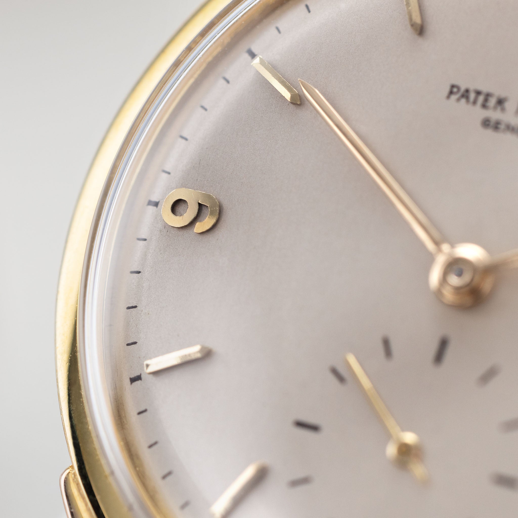 Patek Philippe Calatrava 1589 yellow gold with extract of the archives