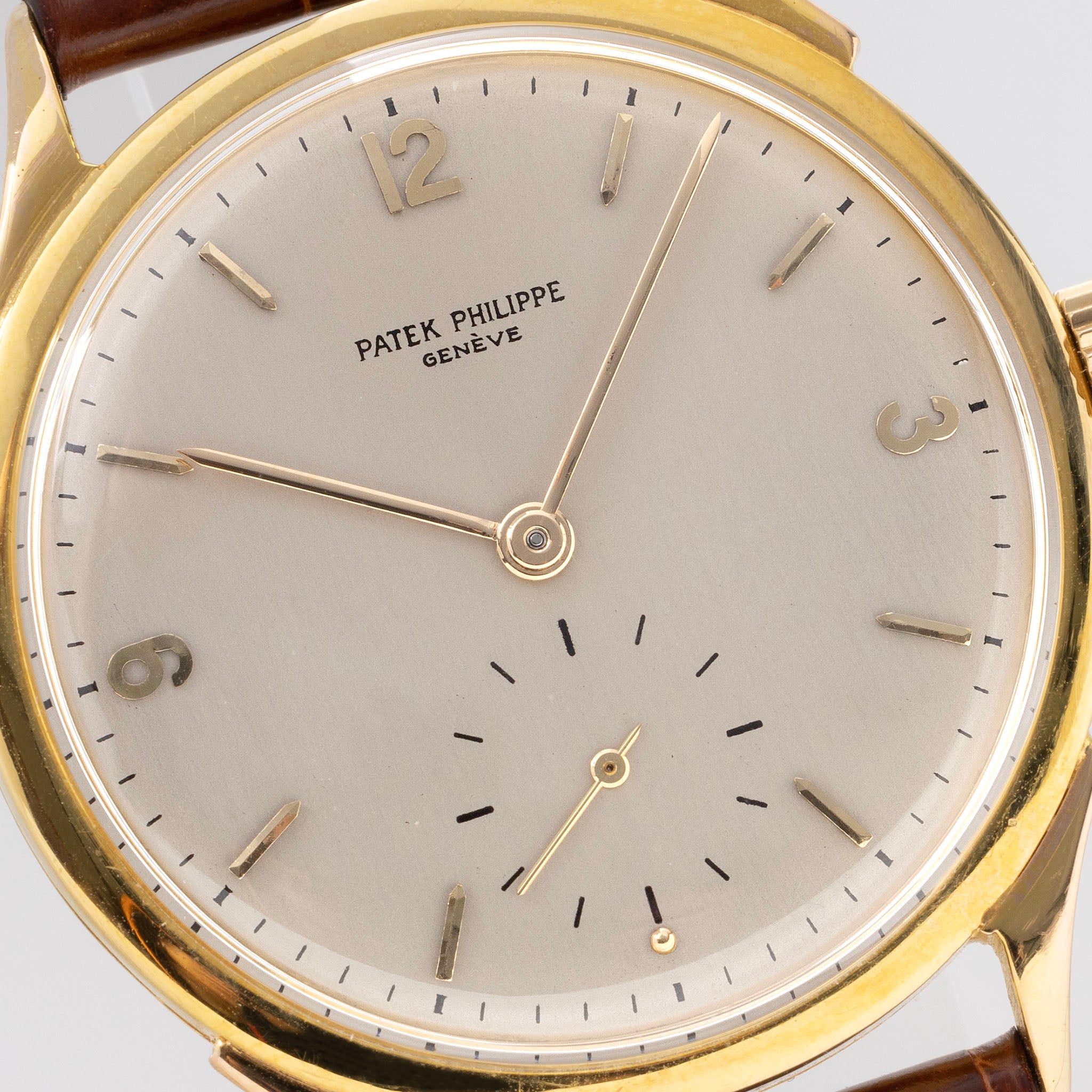 Patek Philippe Calatrava 1589 yellow gold with extract of the archives