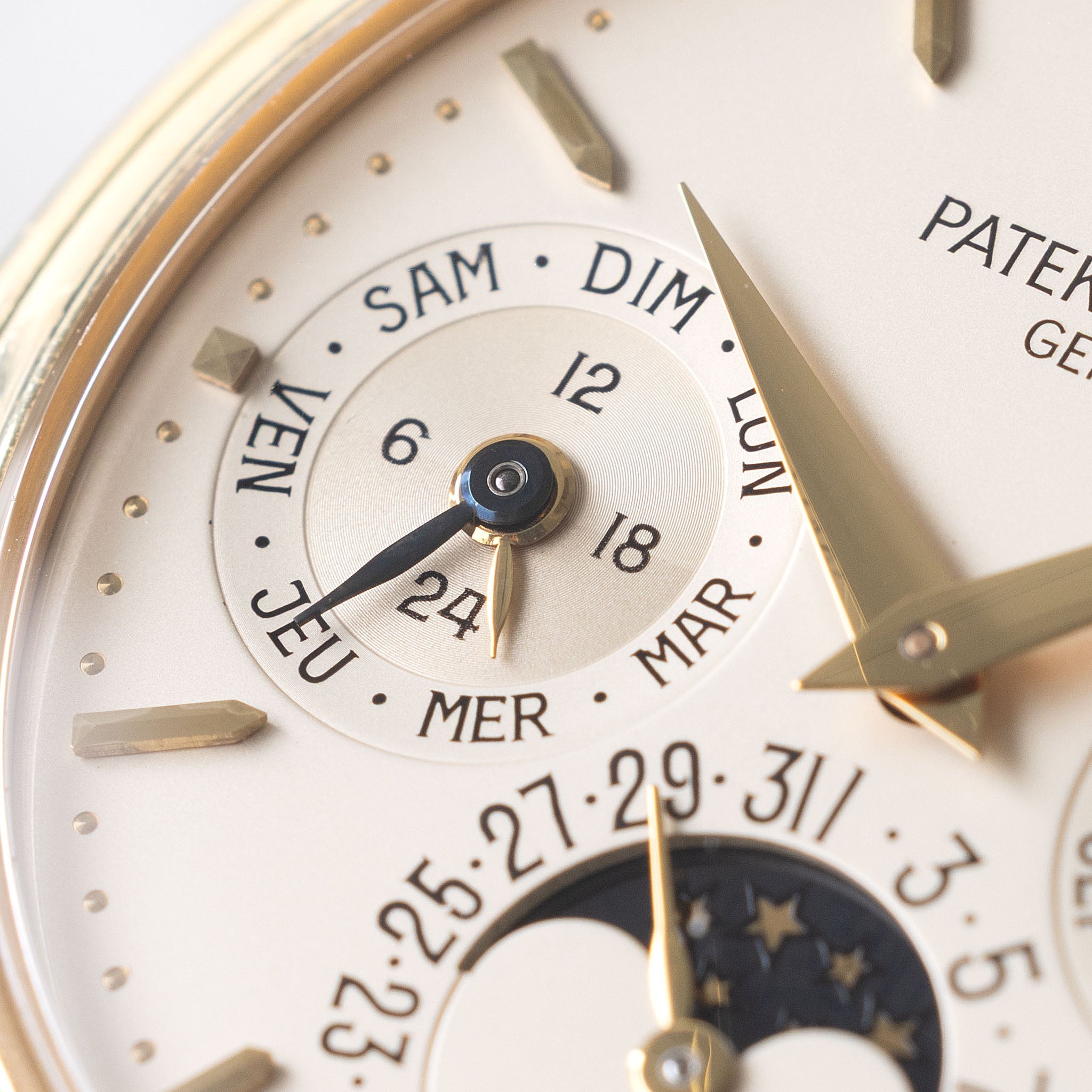 Patek Philippe Perpetual Calendar 3940J Early Second Series in 18k yellow gold with Extract of the Archives and Box
