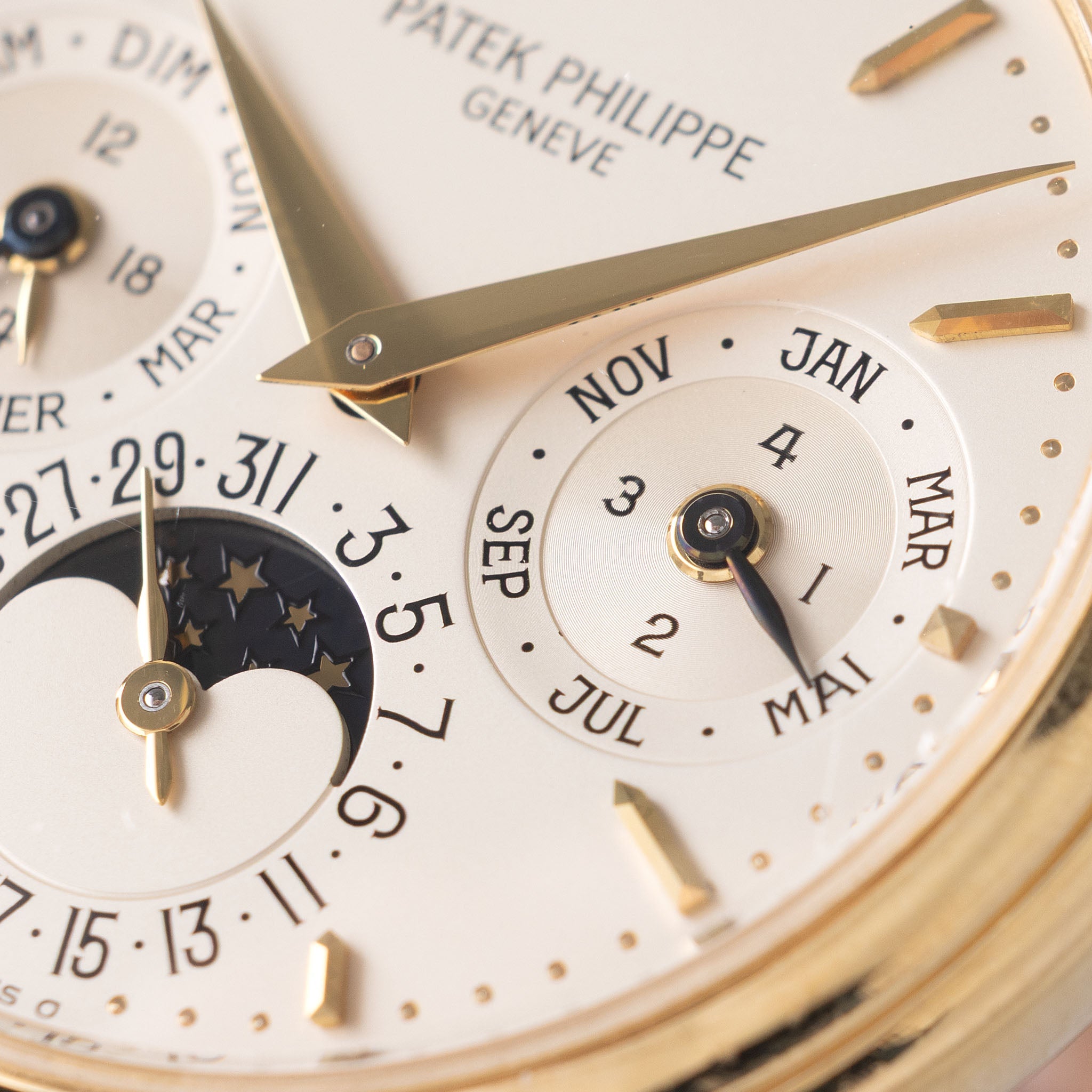 Patek Philippe Perpetual Calendar 3940J Early Second Series in 18k yellow gold with Extract of the Archives and Box