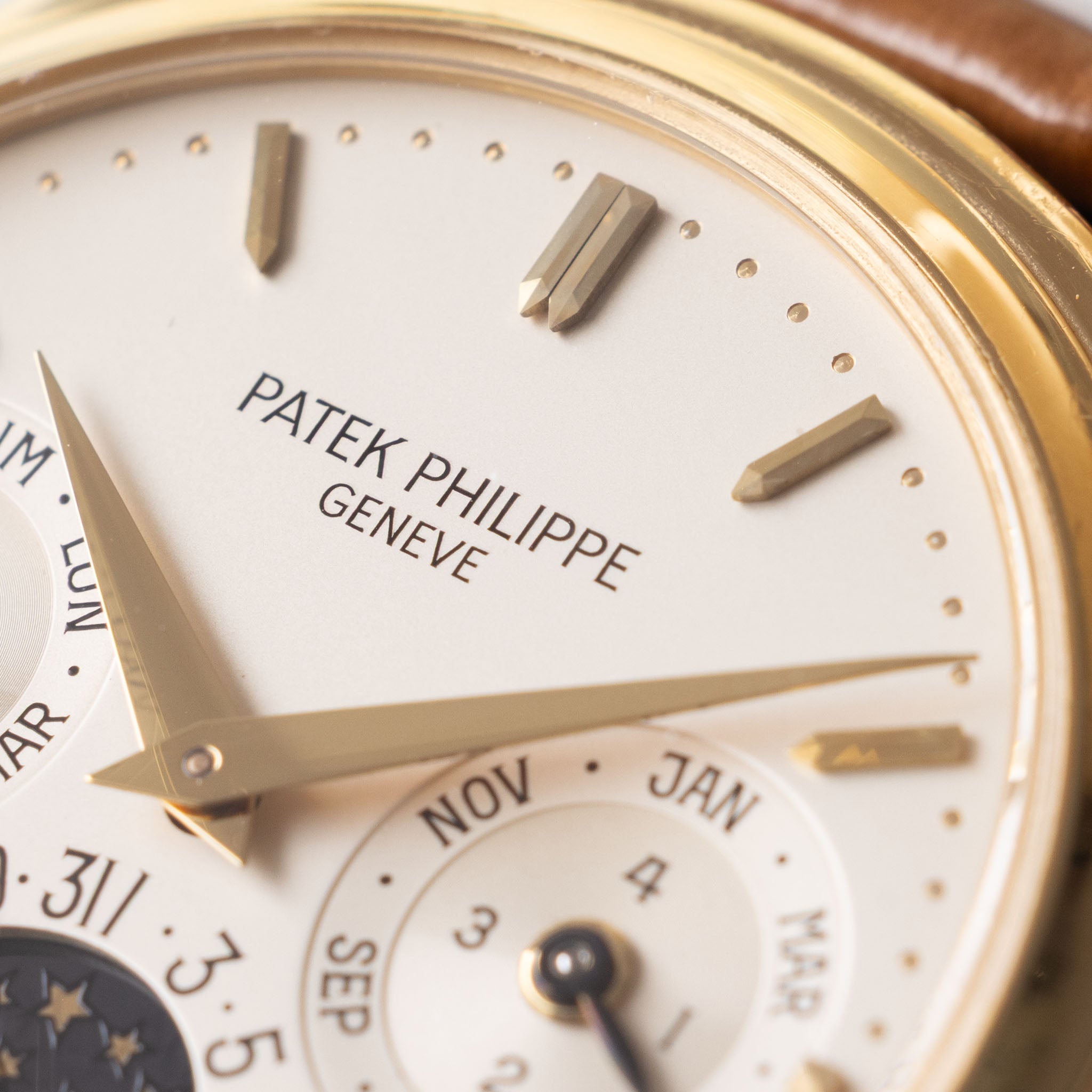 Patek Philippe Perpetual Calendar 3940J Early Second Series in 18k yellow gold with Extract of the Archives and Box