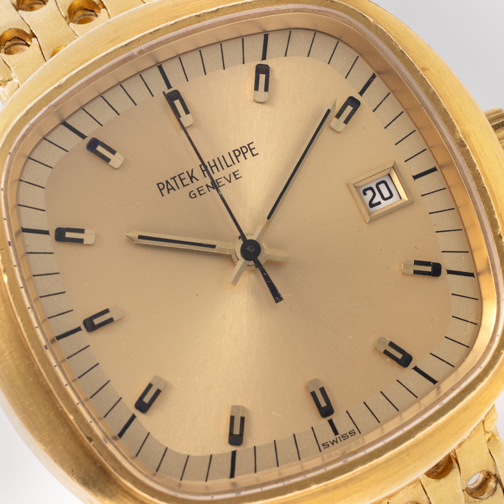 Patek Philippe Beta 21 18 Karat Gelbgold TV Gehäuse mit integriertem Armband Referenz 3587