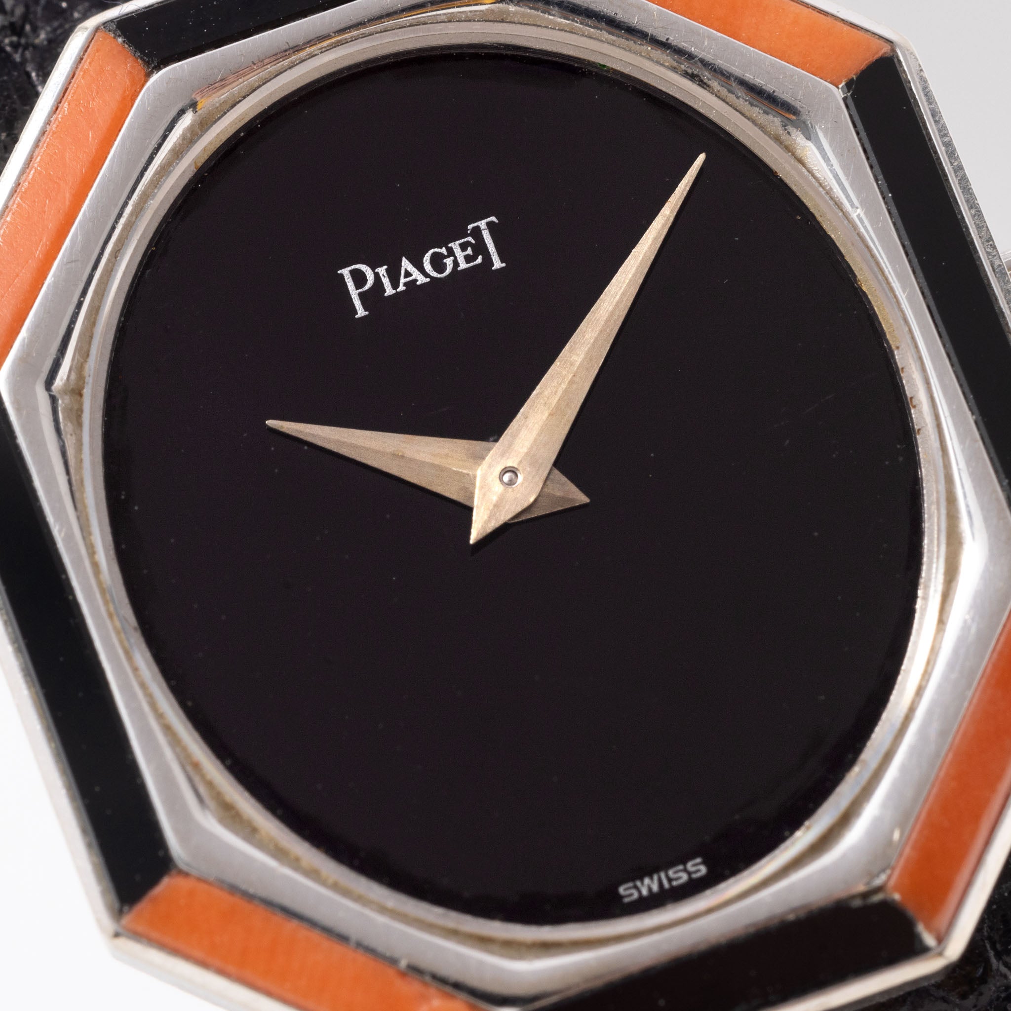 Piaget Weißgold Dress Watch mit Onyx und Korallen Zifferblatt Referenz 9341