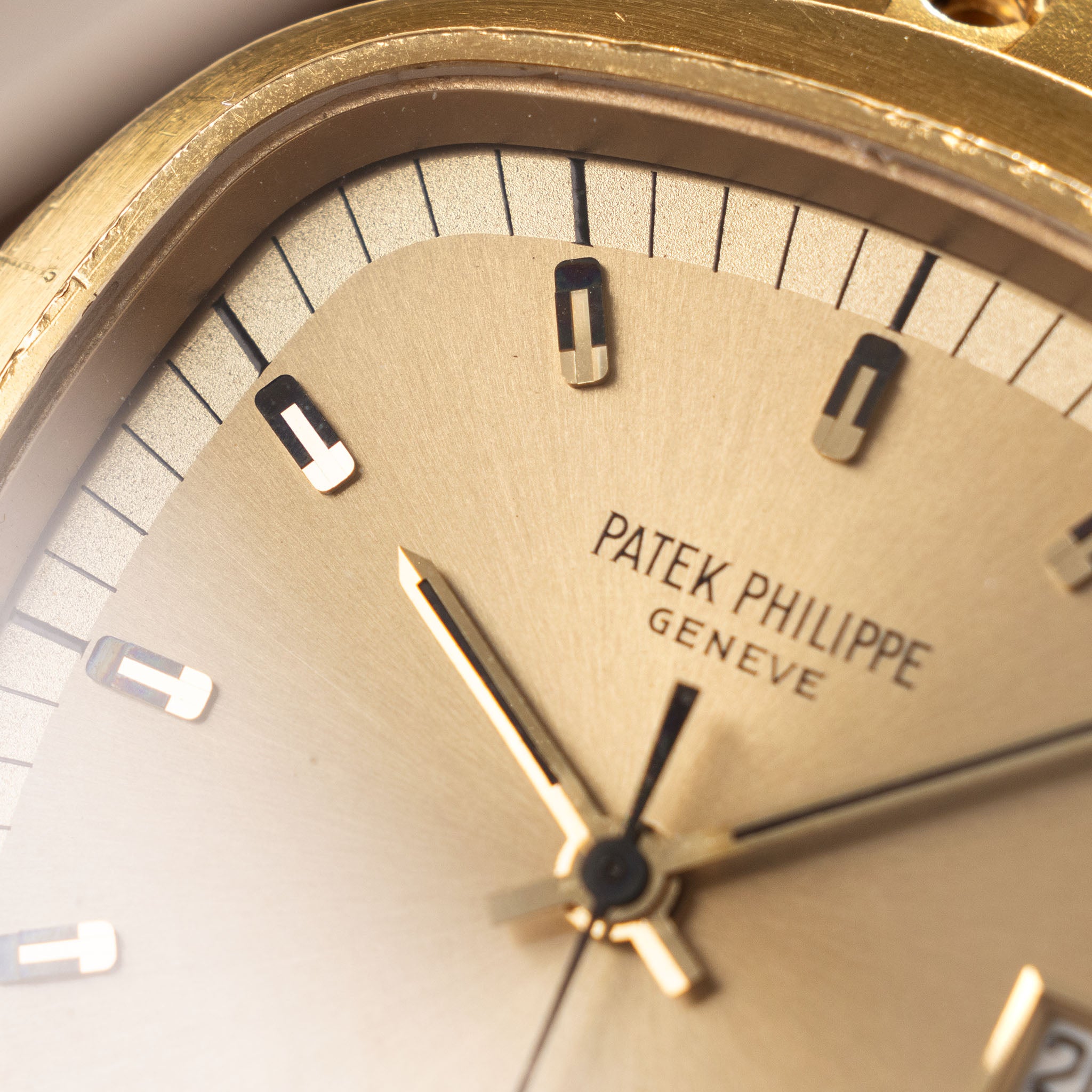 Patek Philippe Beta 21 18 Karat Gelbgold TV Gehäuse mit integriertem Armband Referenz 3587