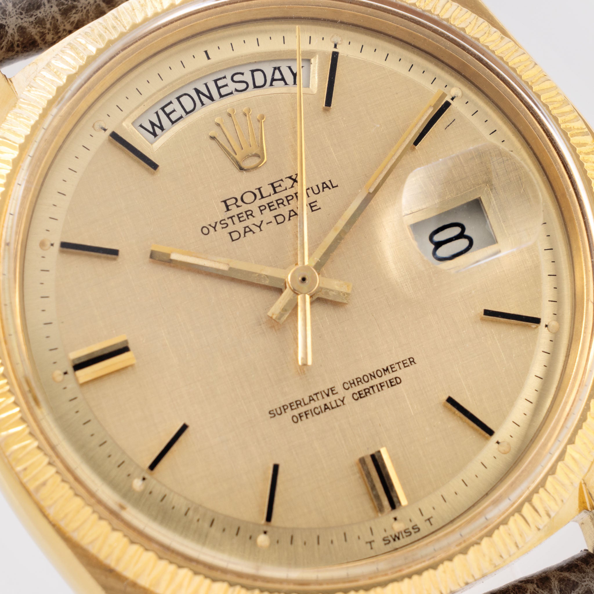 Rolex Day-Date Referenz 1807 mit seltenem Bark Finish und goldenem Linen Zifferblatt