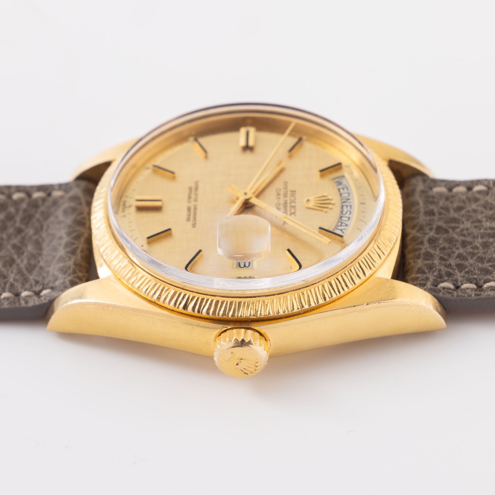 Rolex Day-Date Referenz 1807 mit seltenem Bark Finish und goldenem Linen Zifferblatt