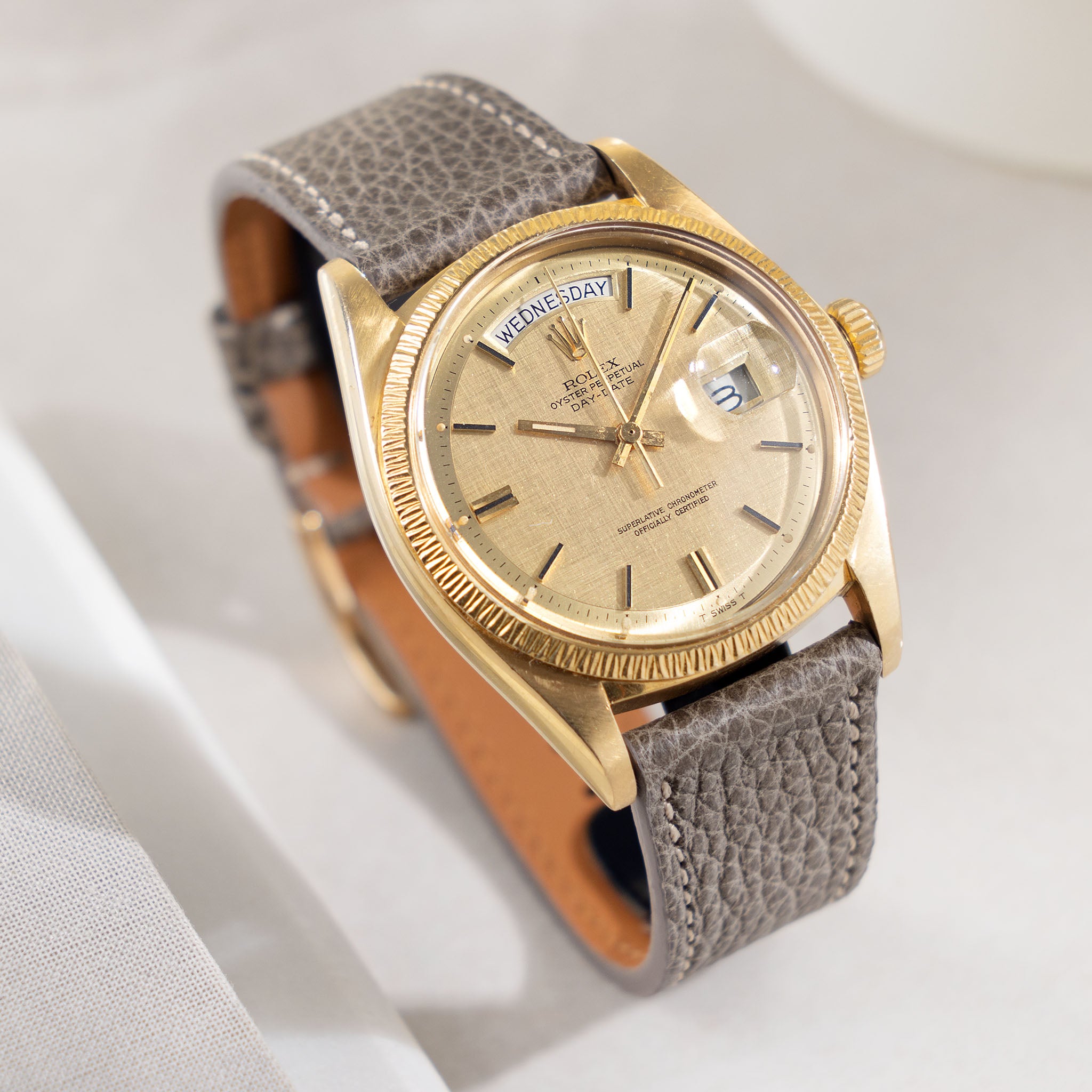 Rolex Day-Date Referenz 1807 mit seltenem Bark Finish und goldenem Linen Zifferblatt