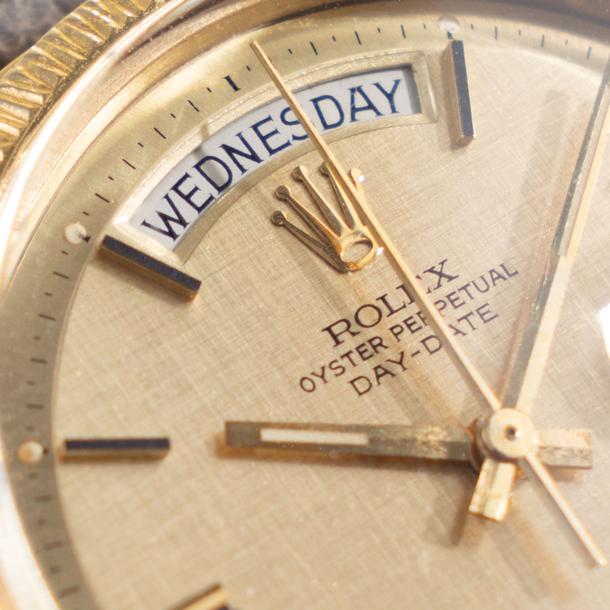 Rolex Day-Date Referenz 1807 mit seltenem Bark Finish und goldenem Linen Zifferblatt