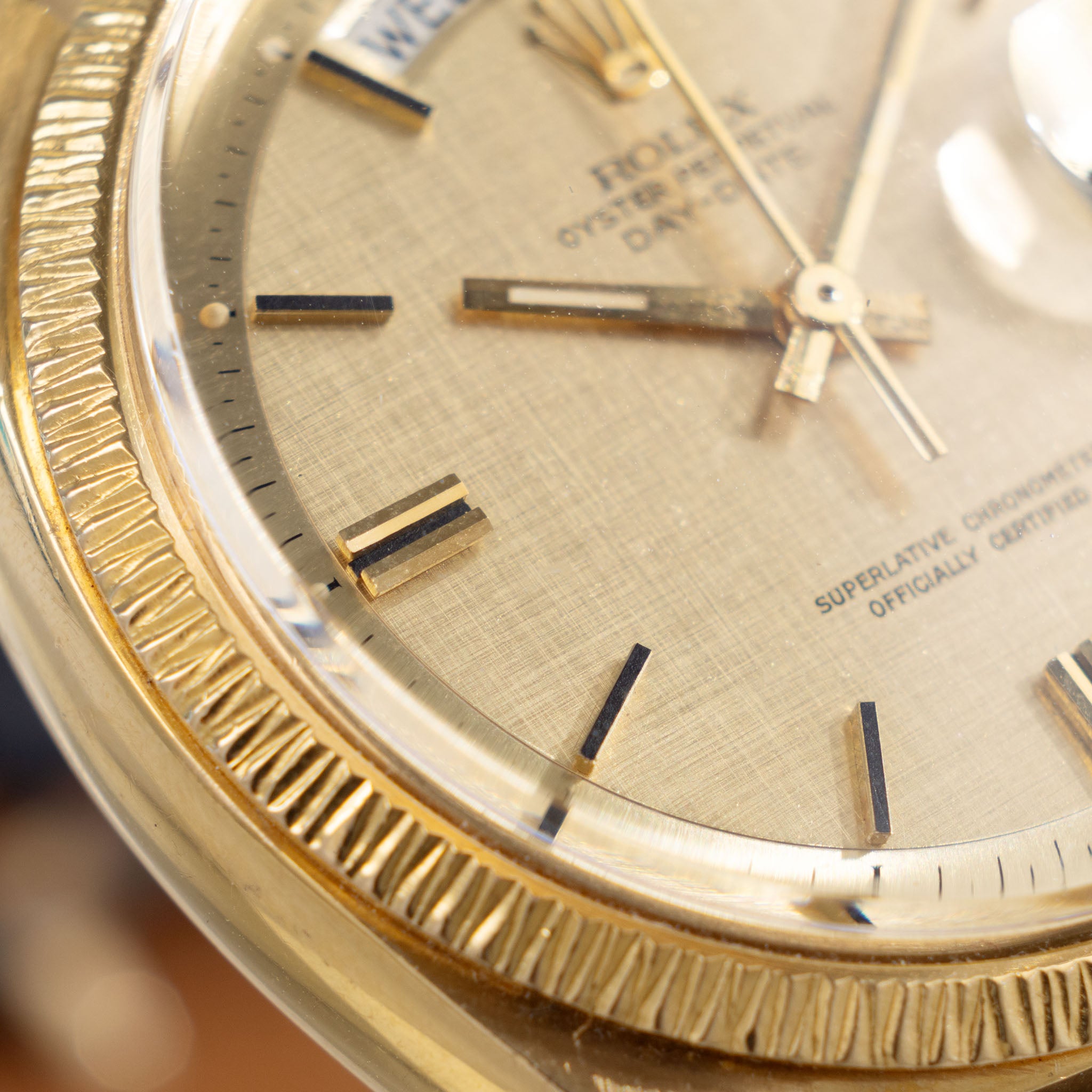 Rolex Day-Date Referenz 1807 mit seltenem Bark Finish und goldenem Linen Zifferblatt