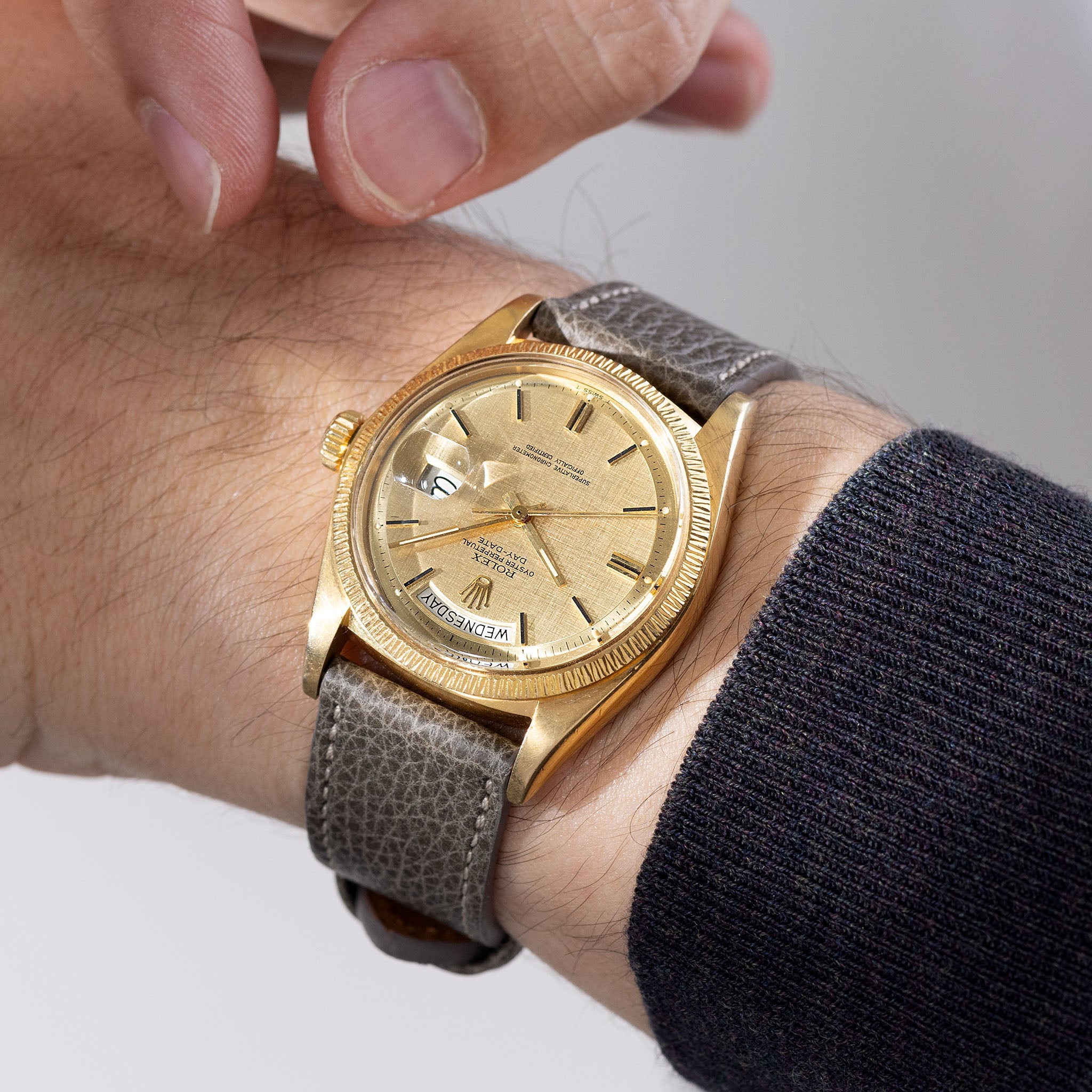 Rolex Day-Date Referenz 1807 mit seltenem Bark Finish und goldenem Linen Zifferblatt