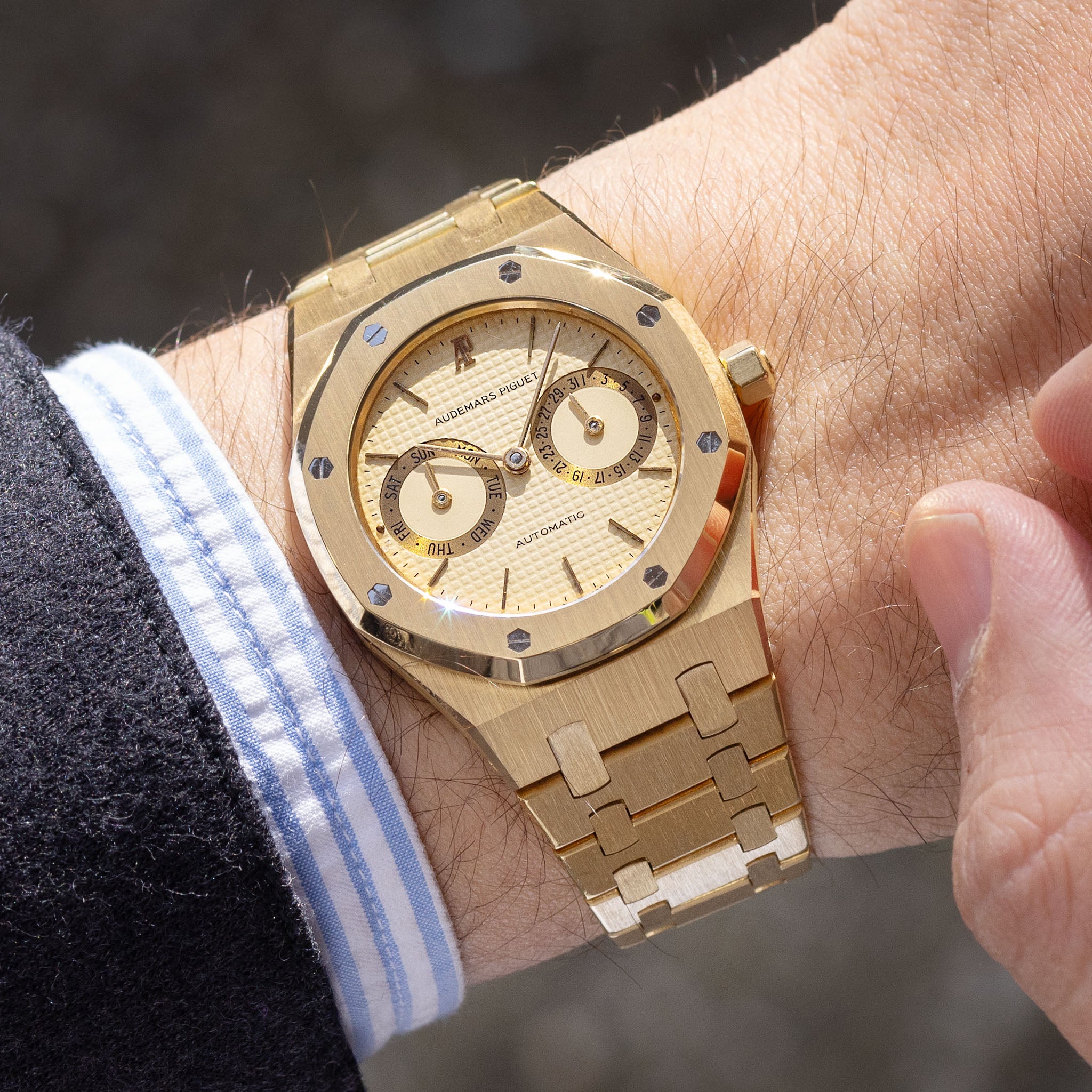 Audemars Piquet Royal Oak Day date "Owl " in 18 k yellow gold ref 5572BA Cream dial