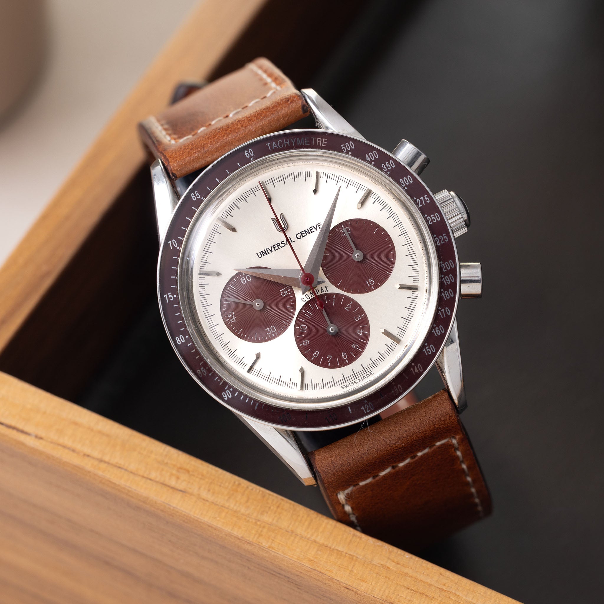 Universal Genève Compax Chronograph Silver Dial Burgundy ref. 884.485