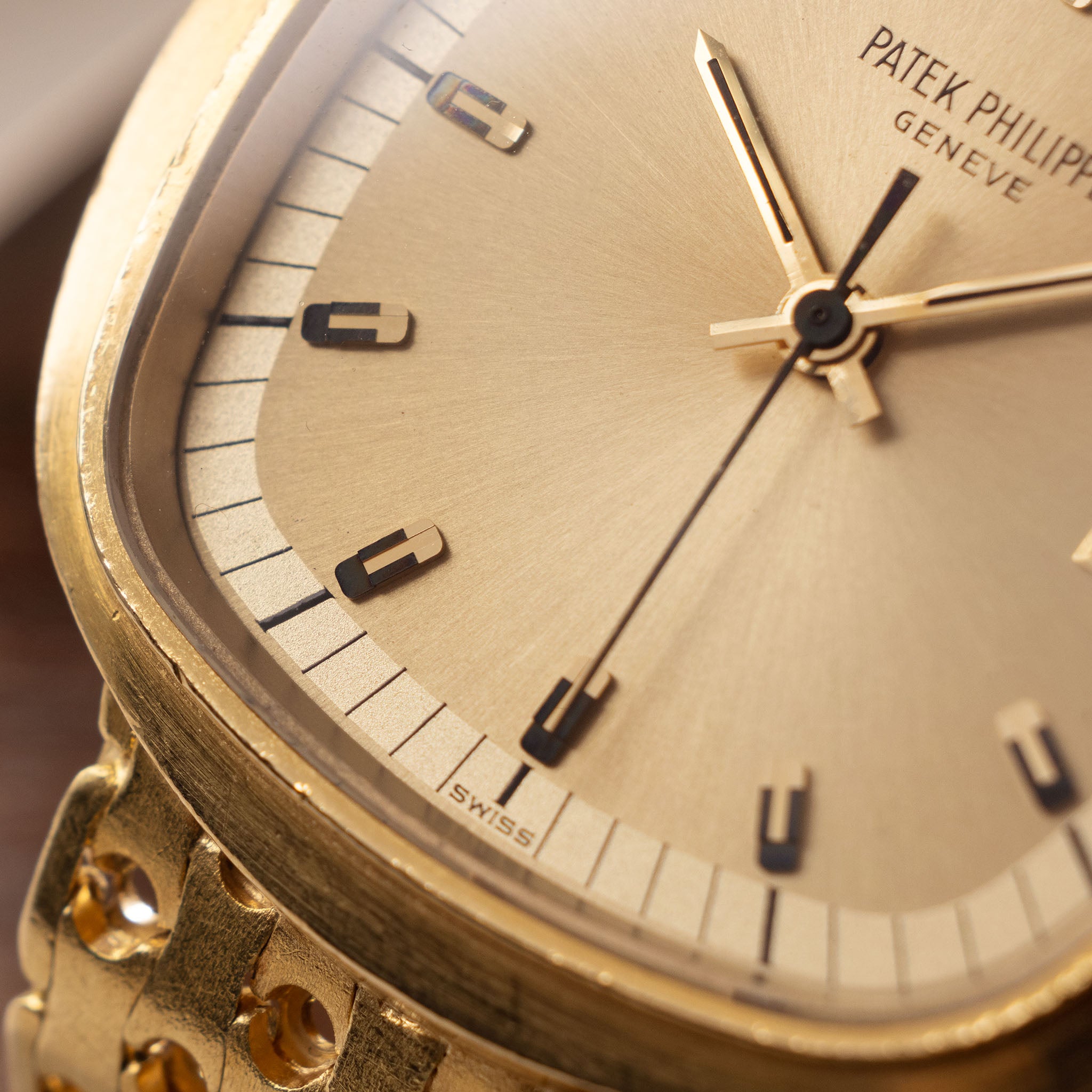 Patek Philippe Beta 21 18 Karat Gelbgold TV Gehäuse mit integriertem Armband Referenz 3587