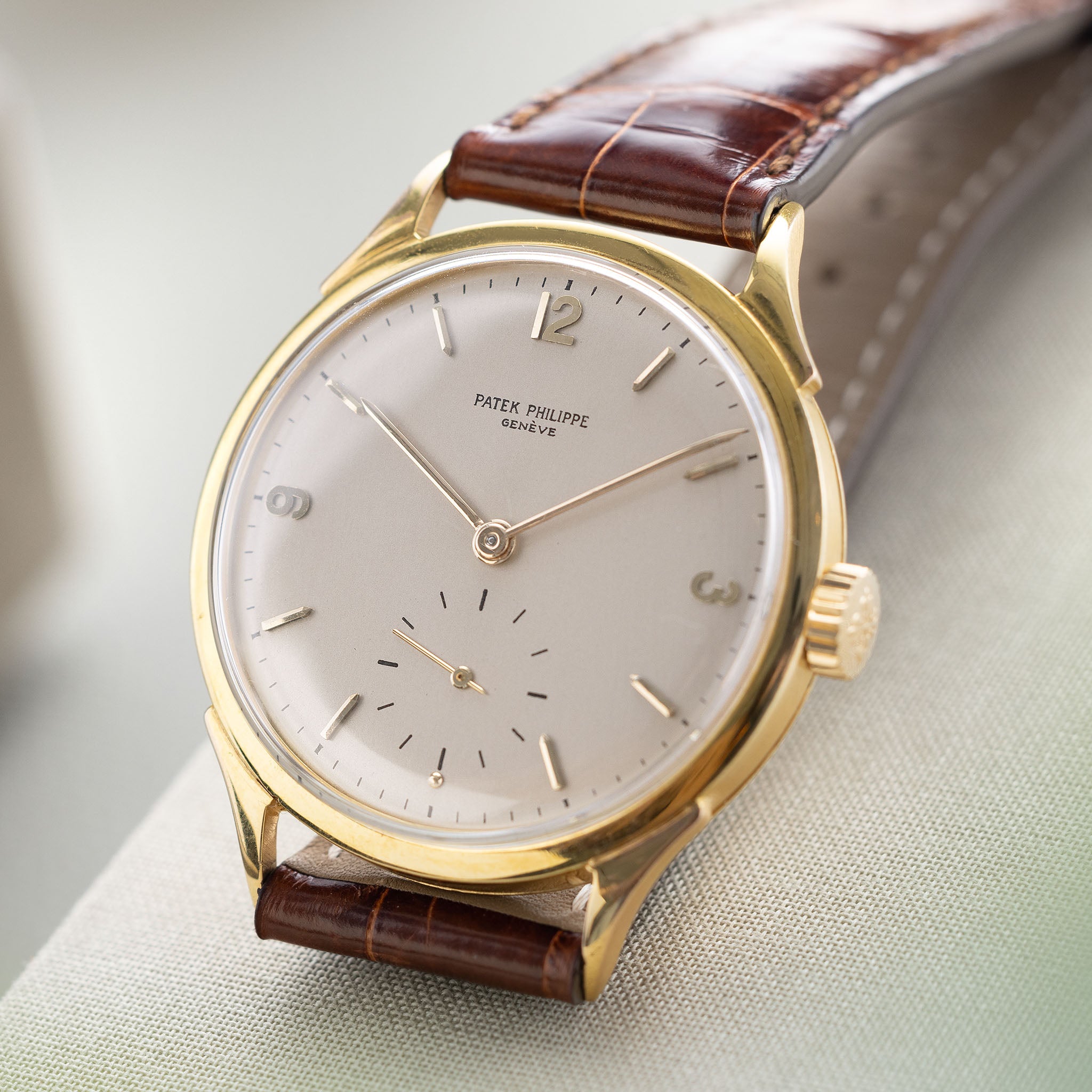 Patek Philippe Calatrava 1589 yellow gold with extract of the archives