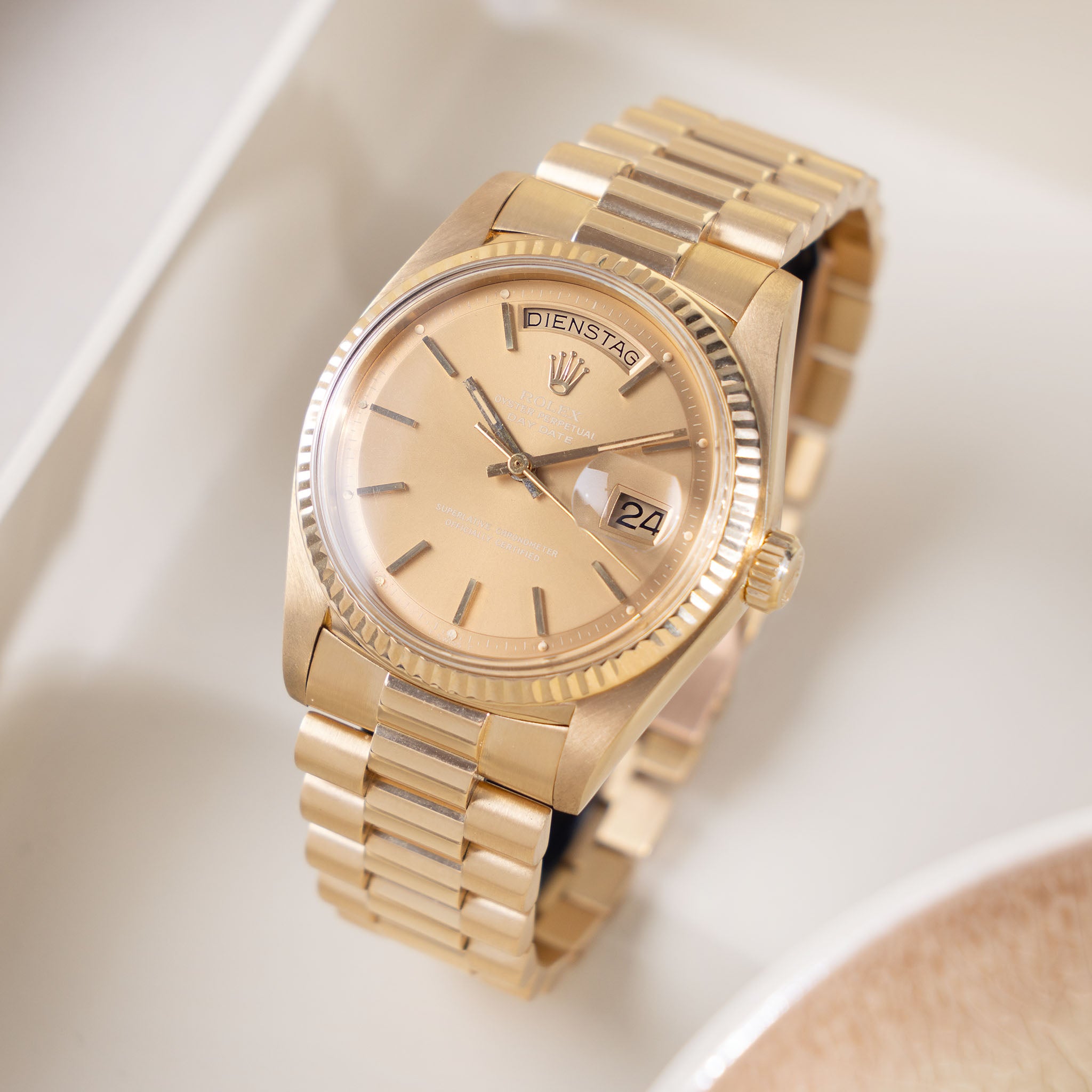 Rolex Day-Date Referenz 1803 mit Havana Zifferblatt in 18 Karat Gelbgold mit Box und Papieren