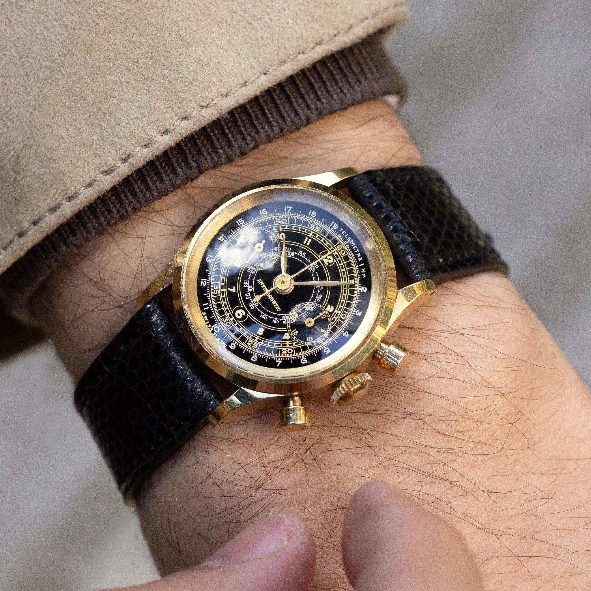 Anonymous Baby Chronograph 18k Yellow Gold Gilt Dial Valjoux 69