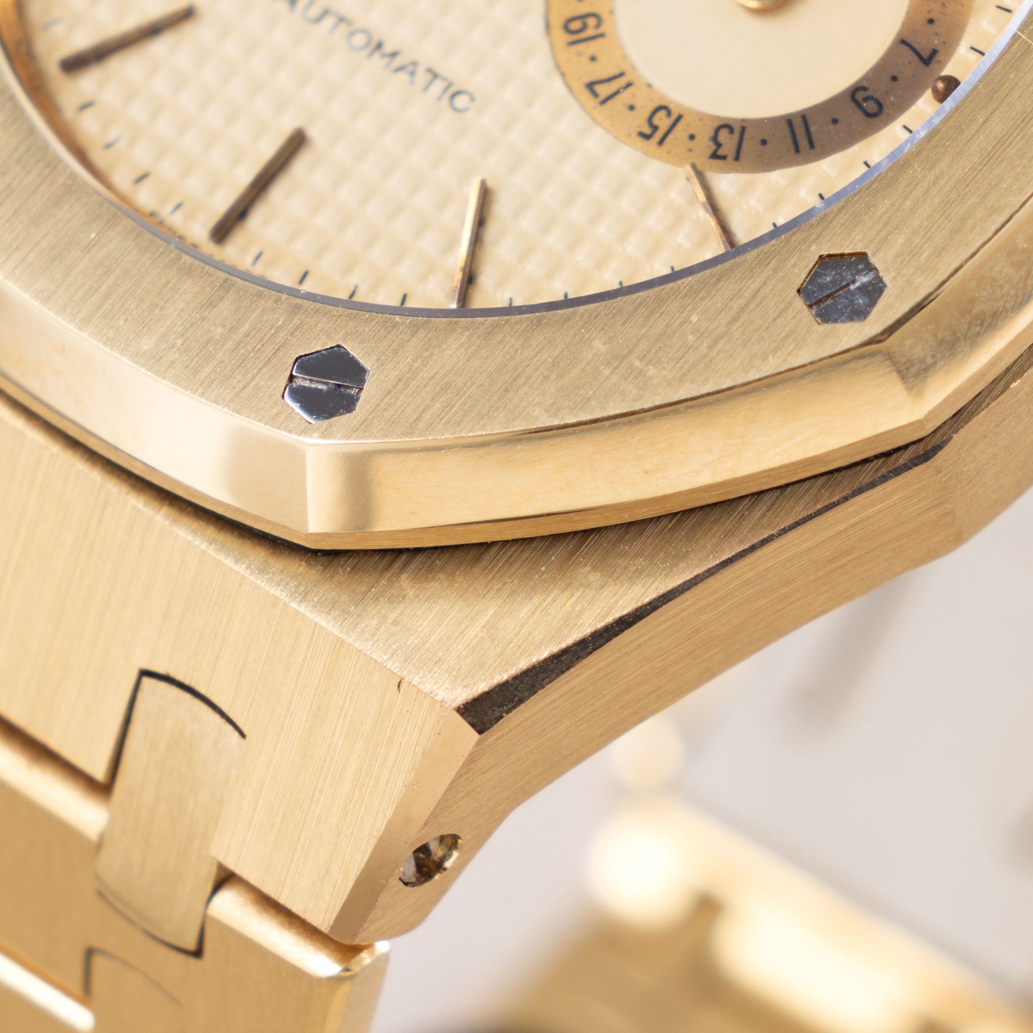 Audemars Piquet Royal Oak Day date "Owl " in 18 k yellow gold ref 5572BA Cream dial