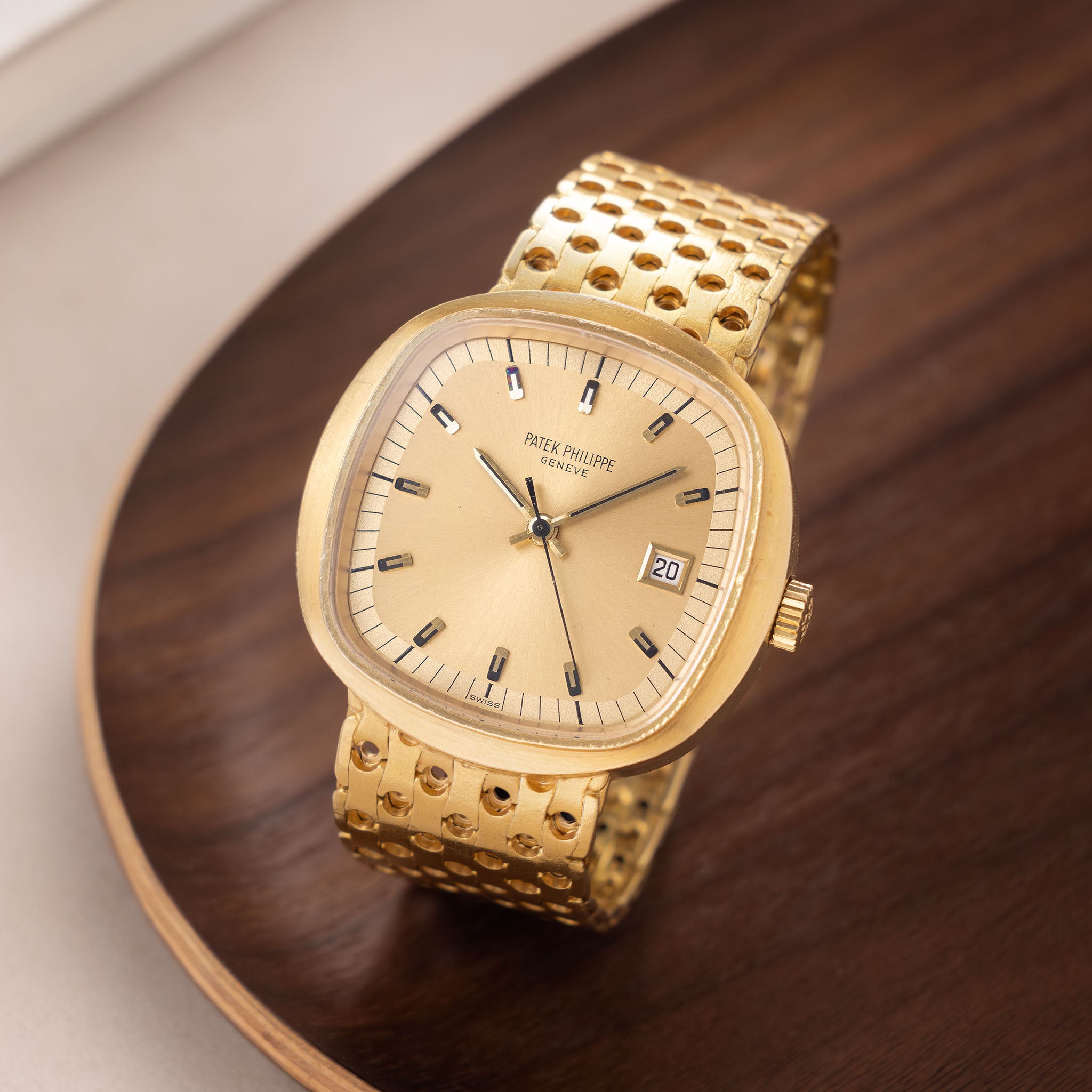 Patek Philippe Beta 21 18 Karat Gelbgold TV Gehäuse mit integriertem Armband Referenz 3587